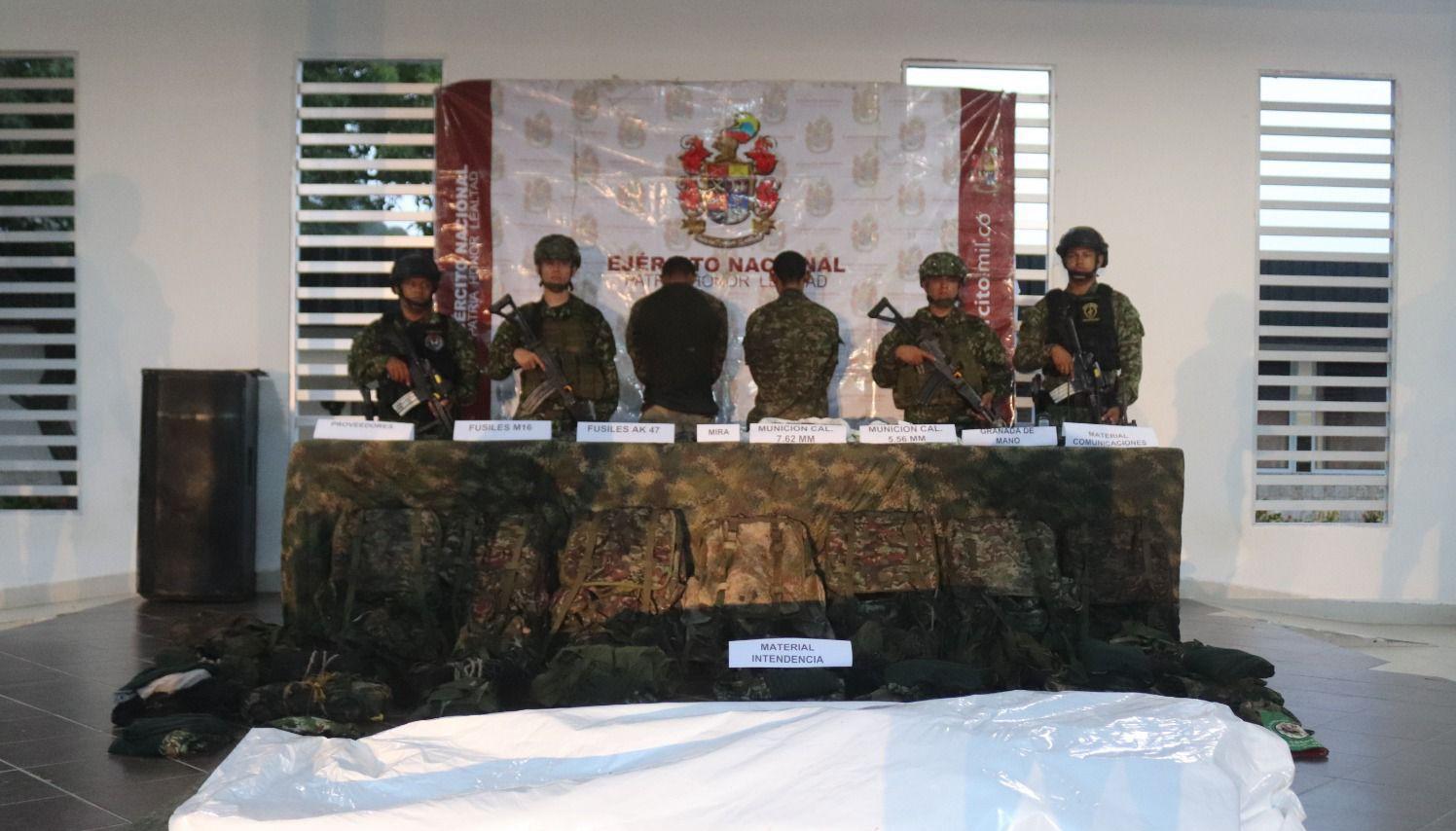 Durante el operativo se incautaron abundante material de guerra. 