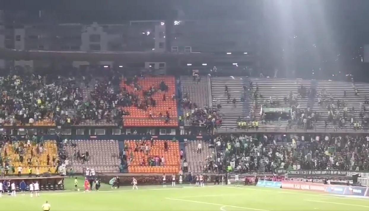 Desmanes en el estadio Atanasio Girardot de Medellín. 