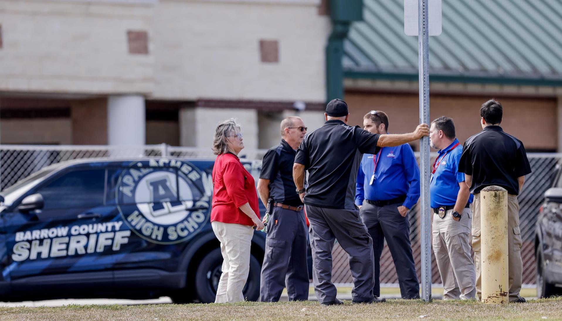 Oficiales alrededor de 'Apalachee High School' tras el tiroteo. 