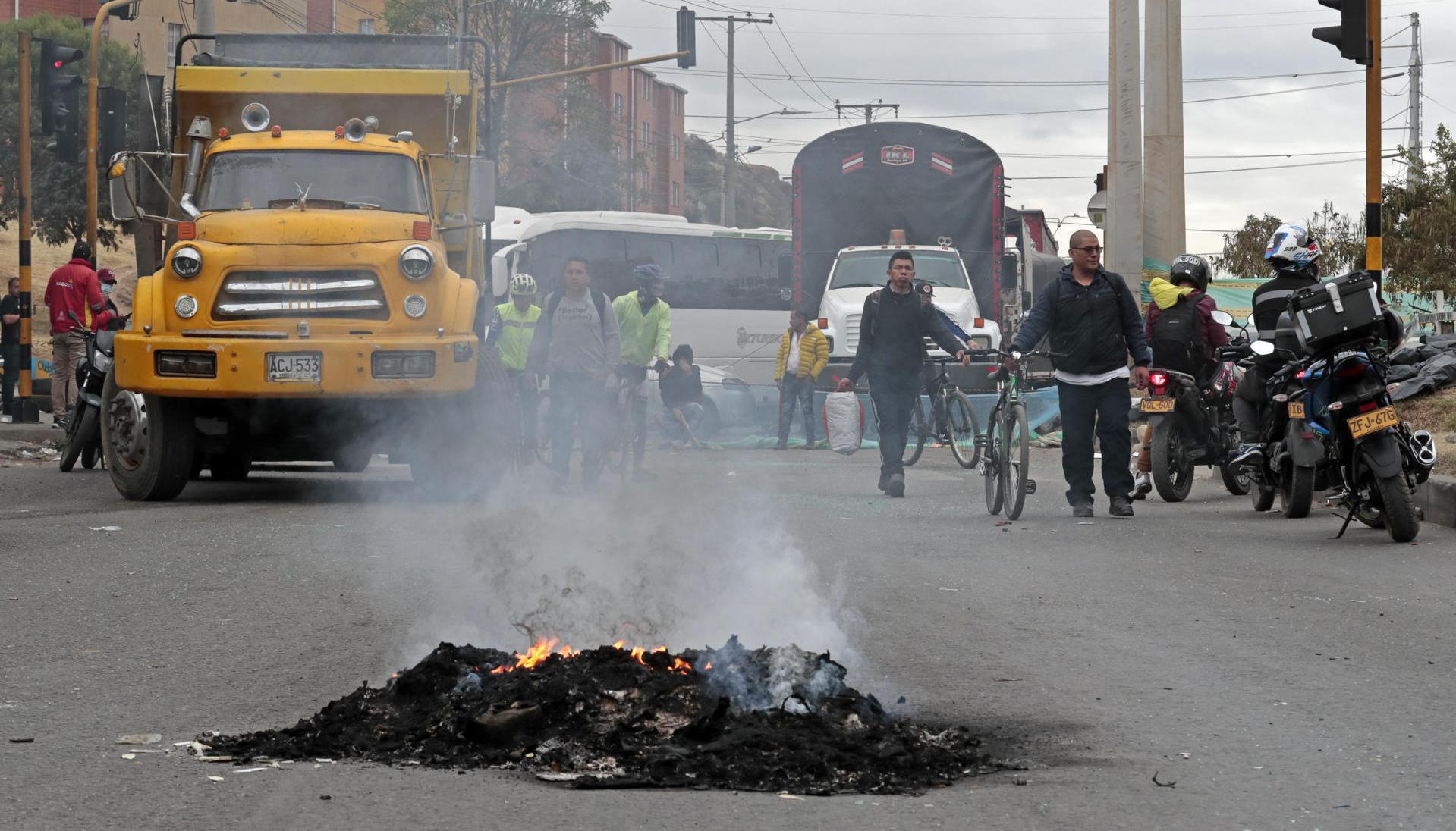 Vía bloqueada durante manifestación en Bogotá.