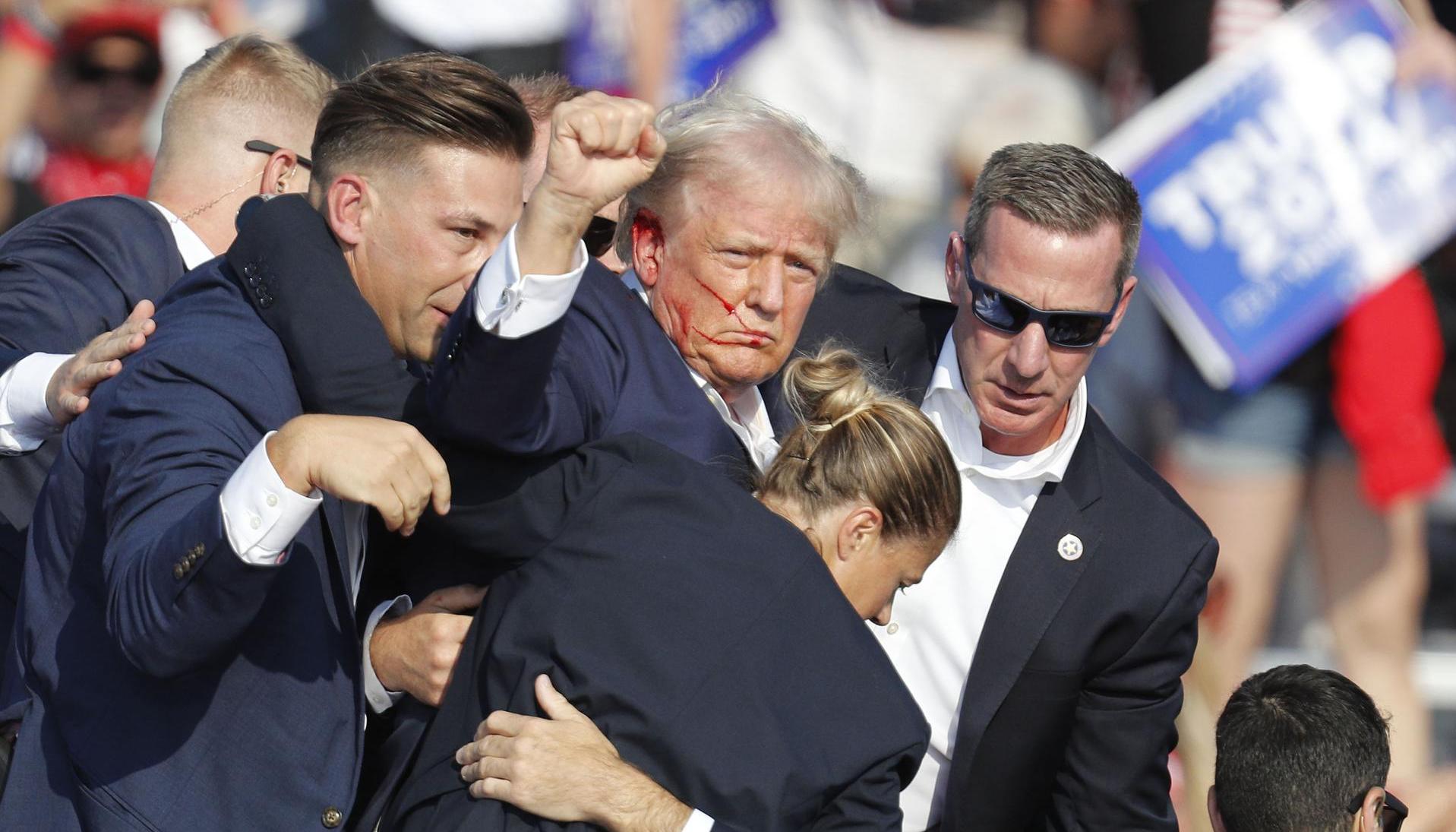 Donald Trump junto a agentes del Servicio Secreto tras el atentado.