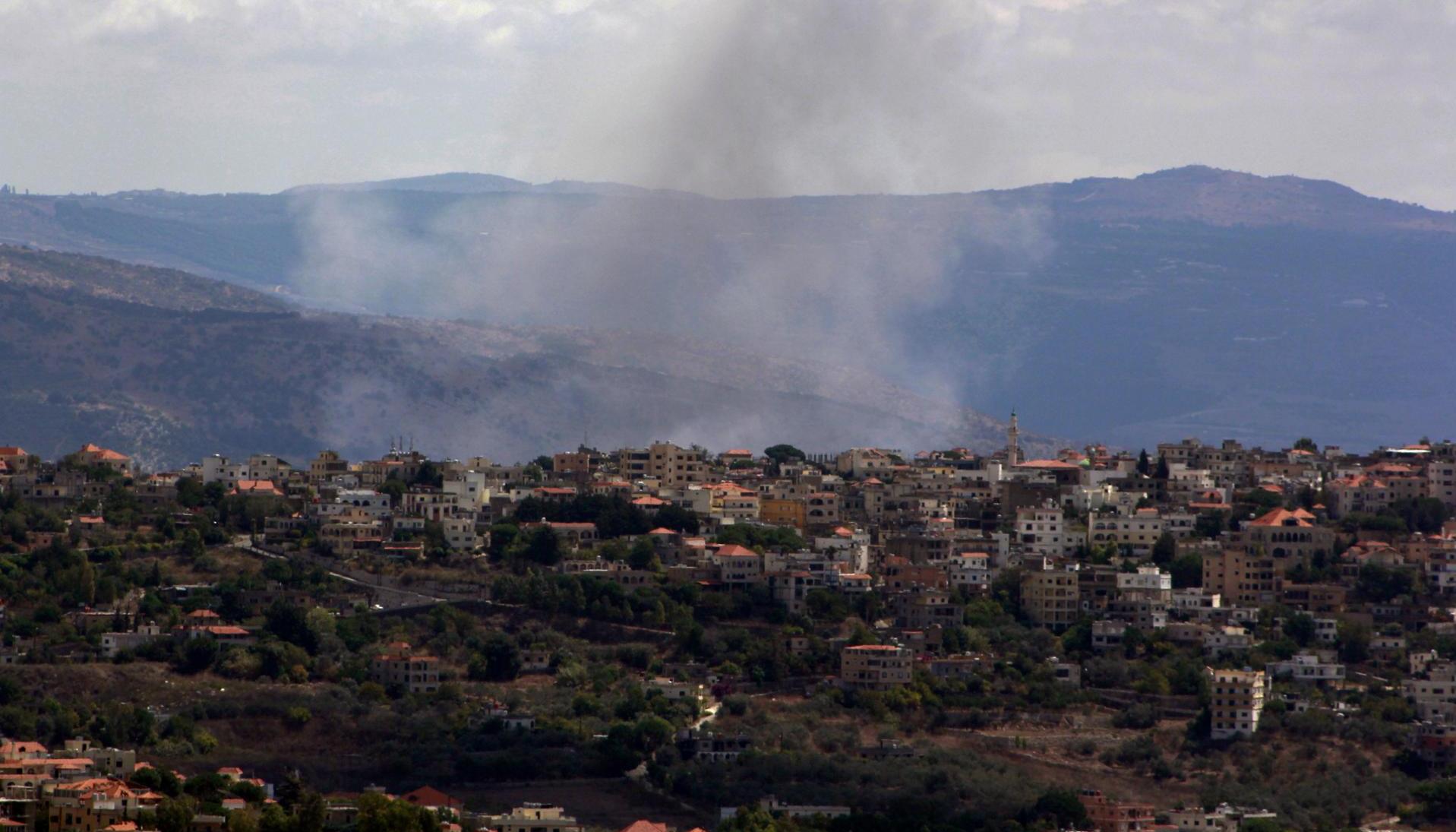 El humo se eleva tras los bombardeos.