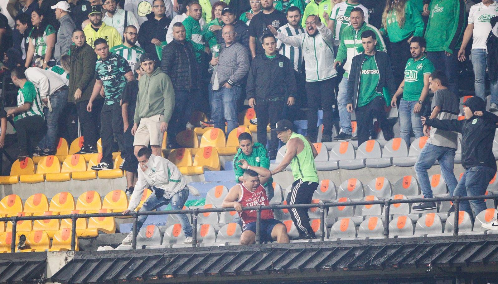 Momento de los enfrentamientos entre hinchas en el estadio Atanasio Girardot. 