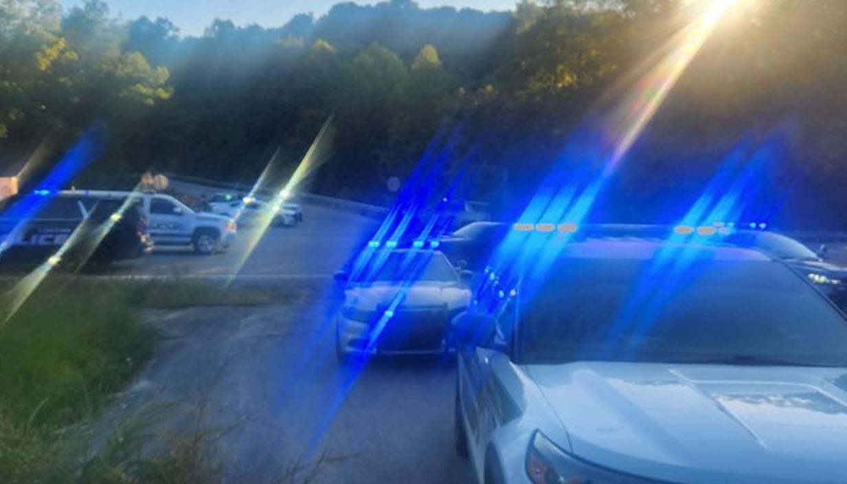 Varias patrullas de la Policía en la autopista donde ocurrió el tiroteo. 