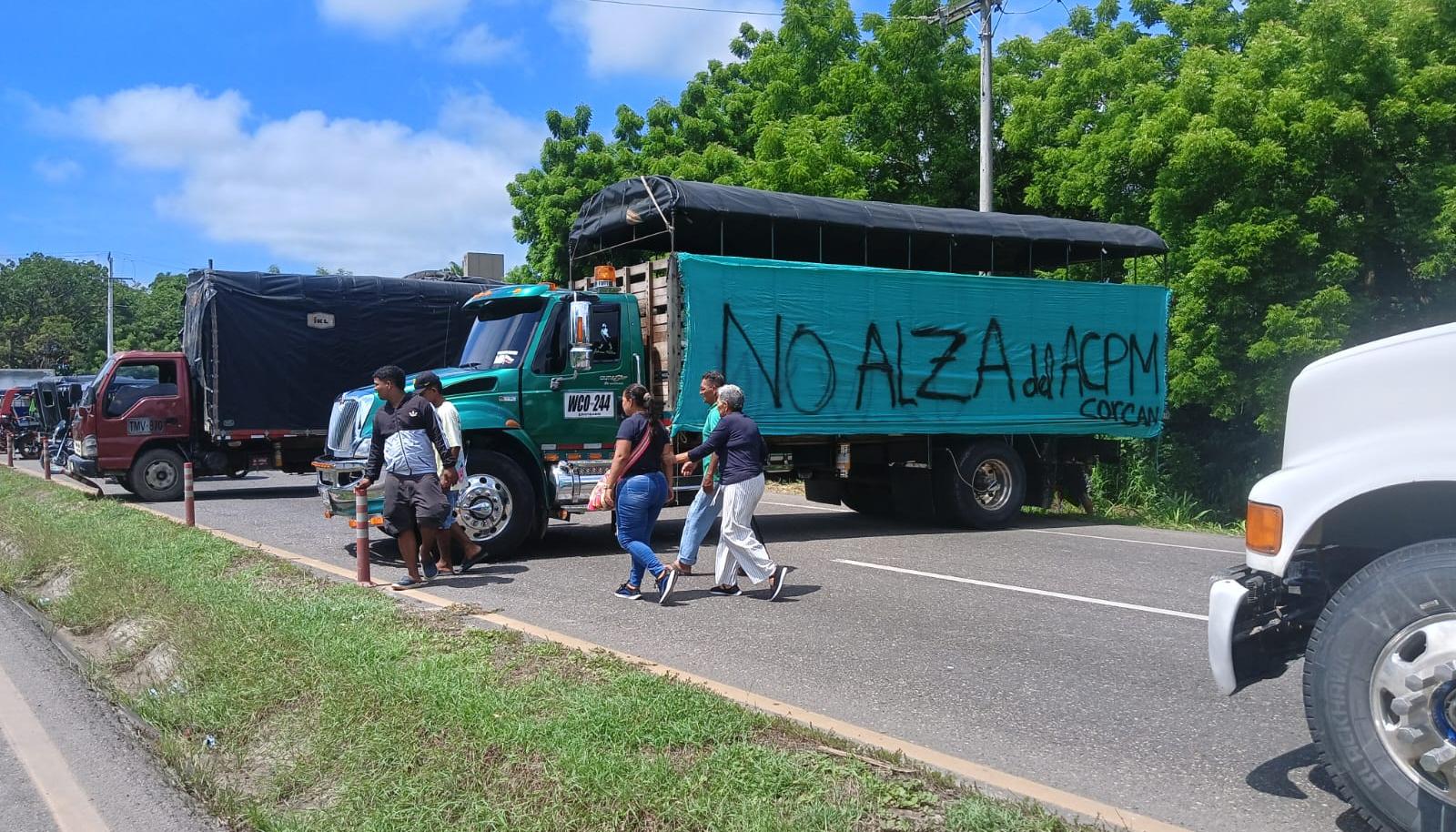 Bloqueo en la Vía Oriental, en Atlántico, en el marco del paro de camioneros. 