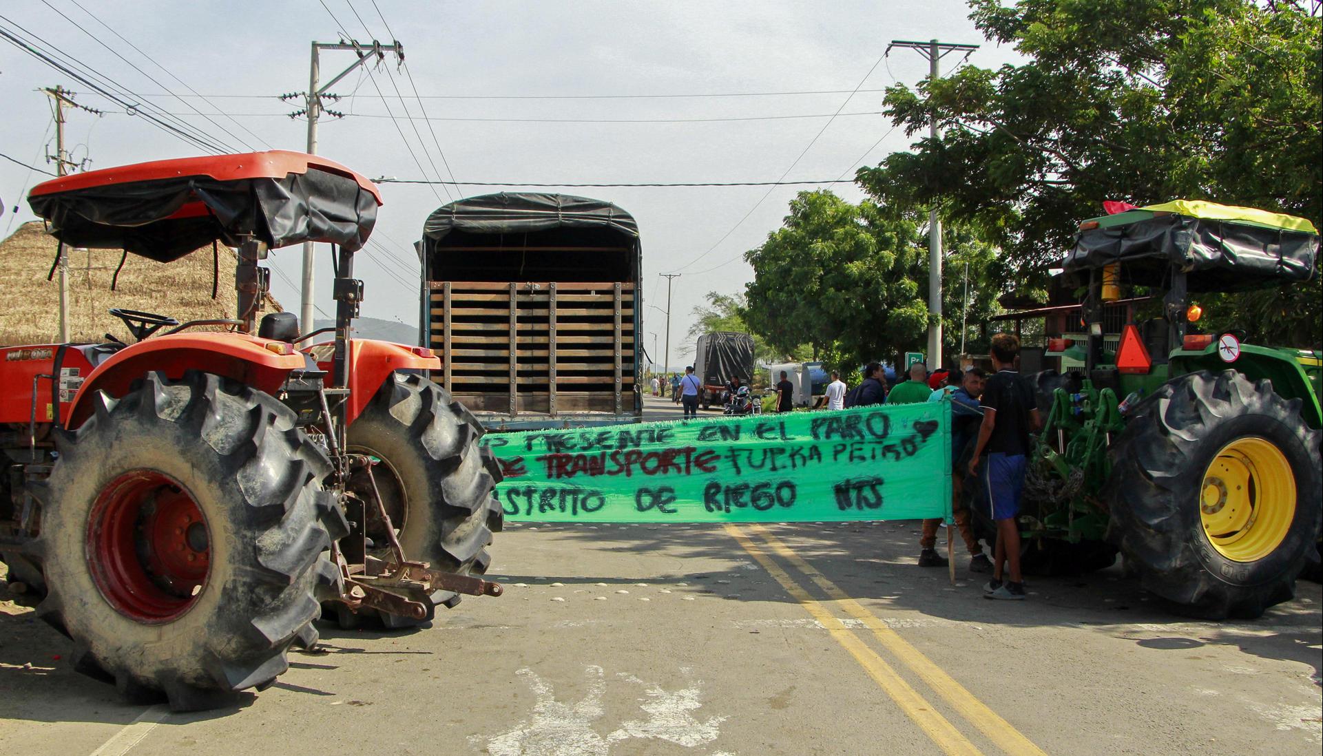  Dos tractores bloquean una vía durante una protesta este martes, en Cúcuta.