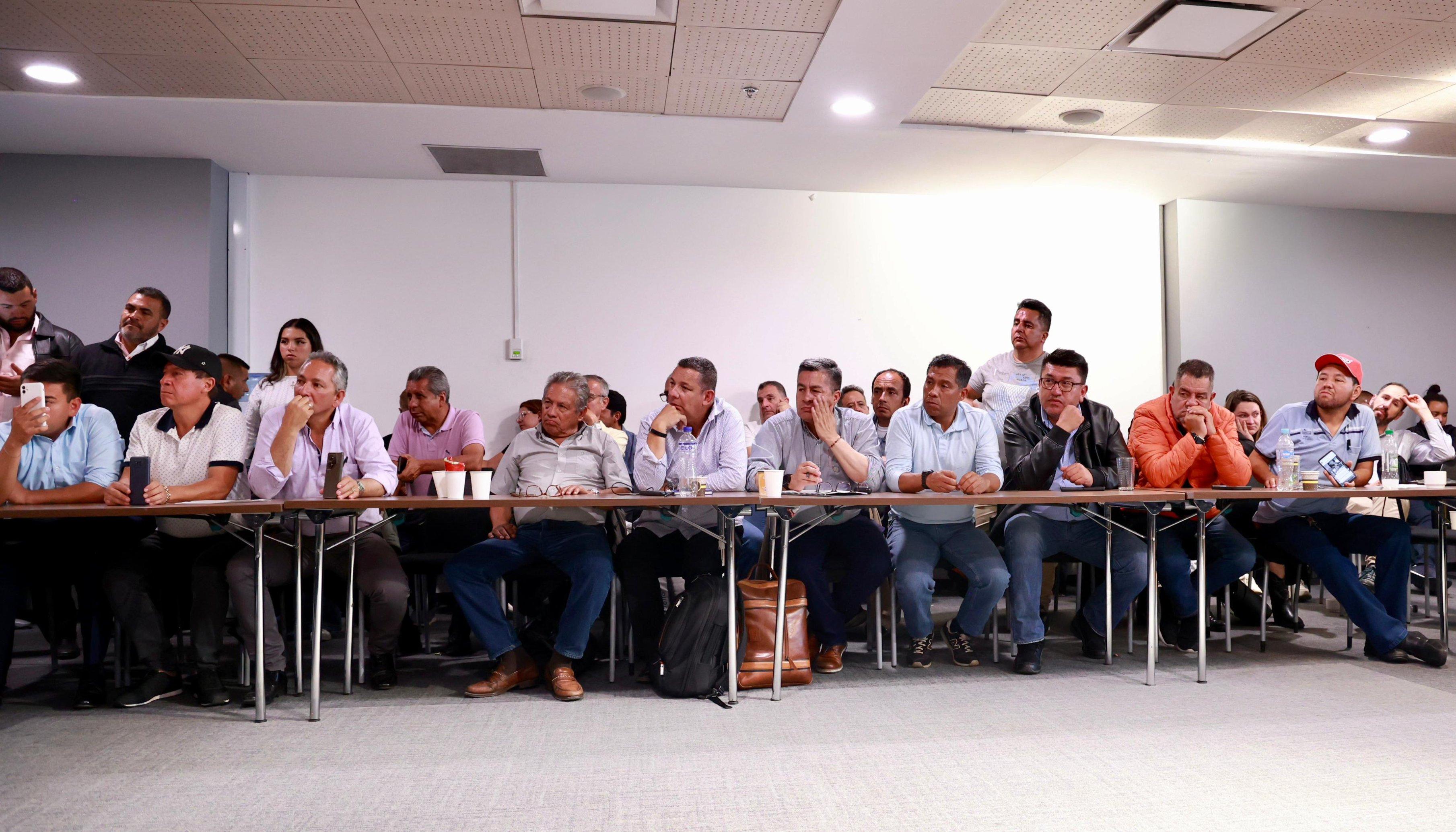 Representantes de los camioneros durante la mesa con el Gobierno.