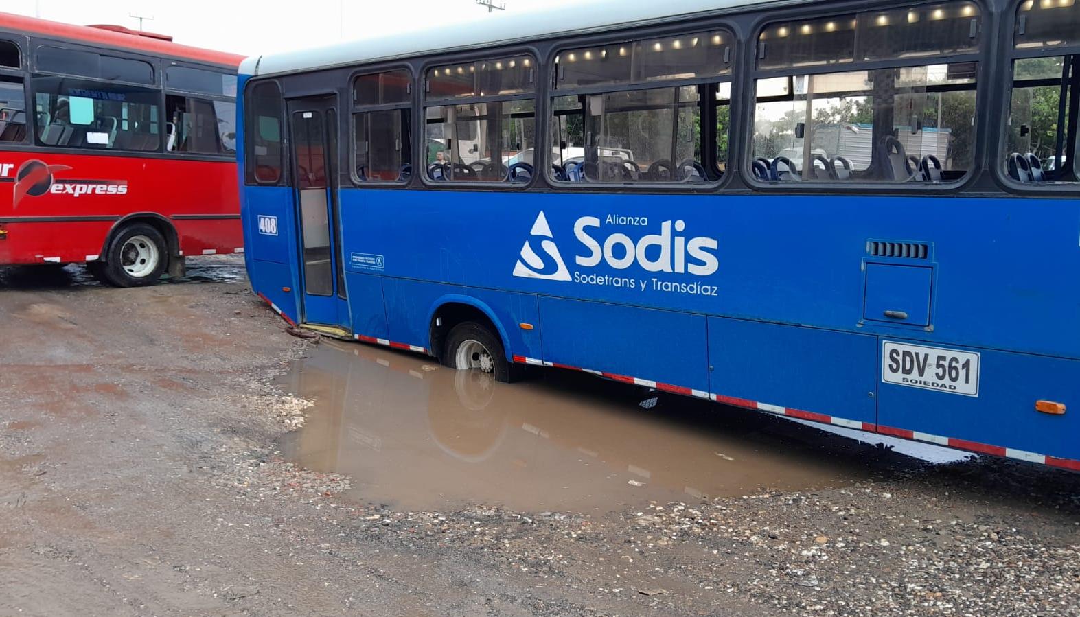 Un bus de servicio público quedó atascado en uno de los huecos de la Circunvalar. 