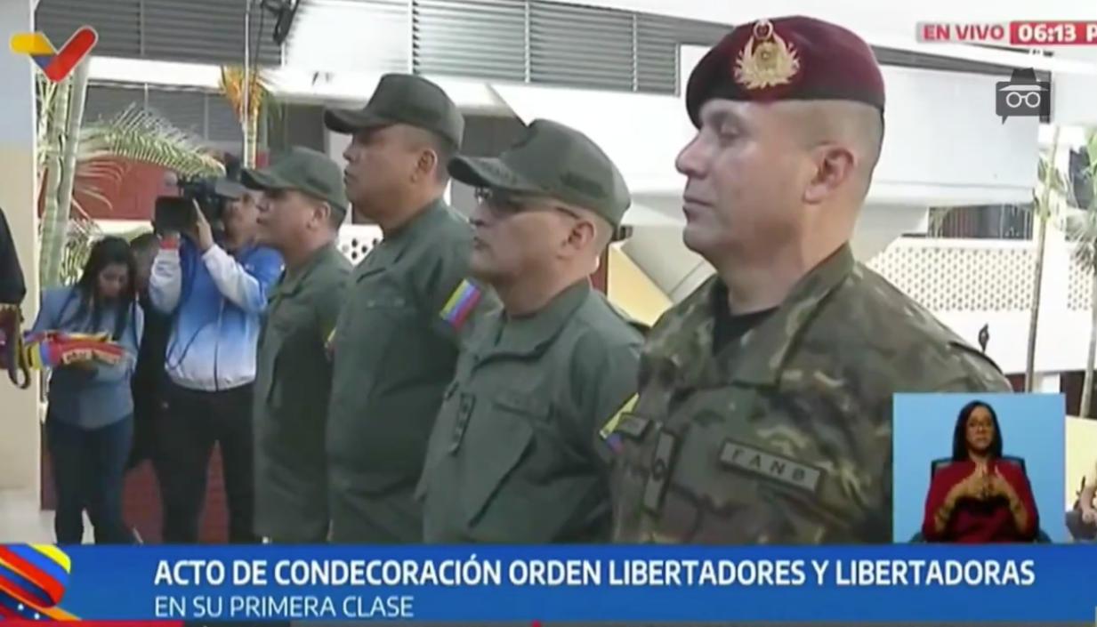 Los militares en el acto en que fueron condecorados por Nicolás Maduro. 