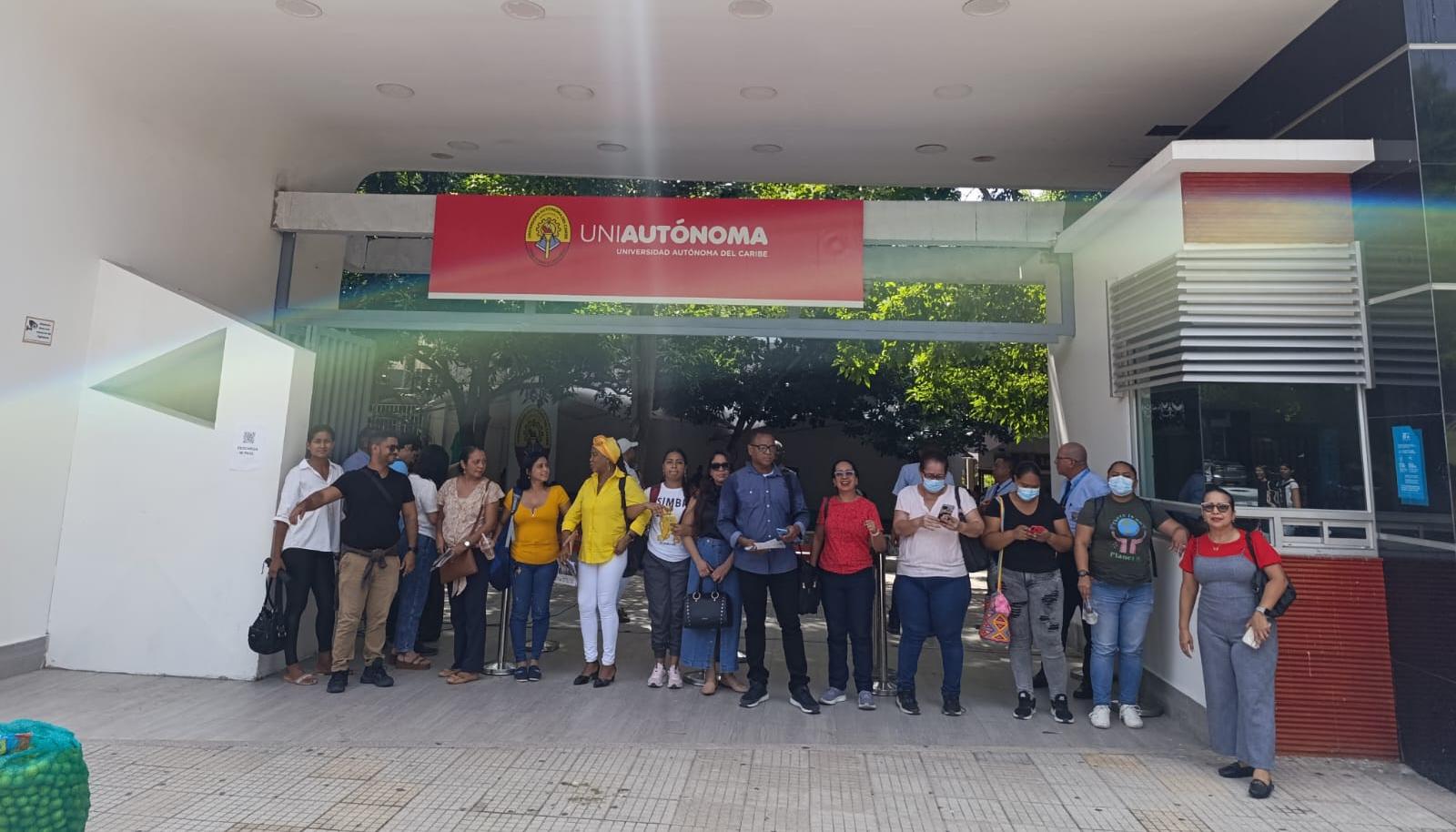 Los docentes protestando en la entrada.