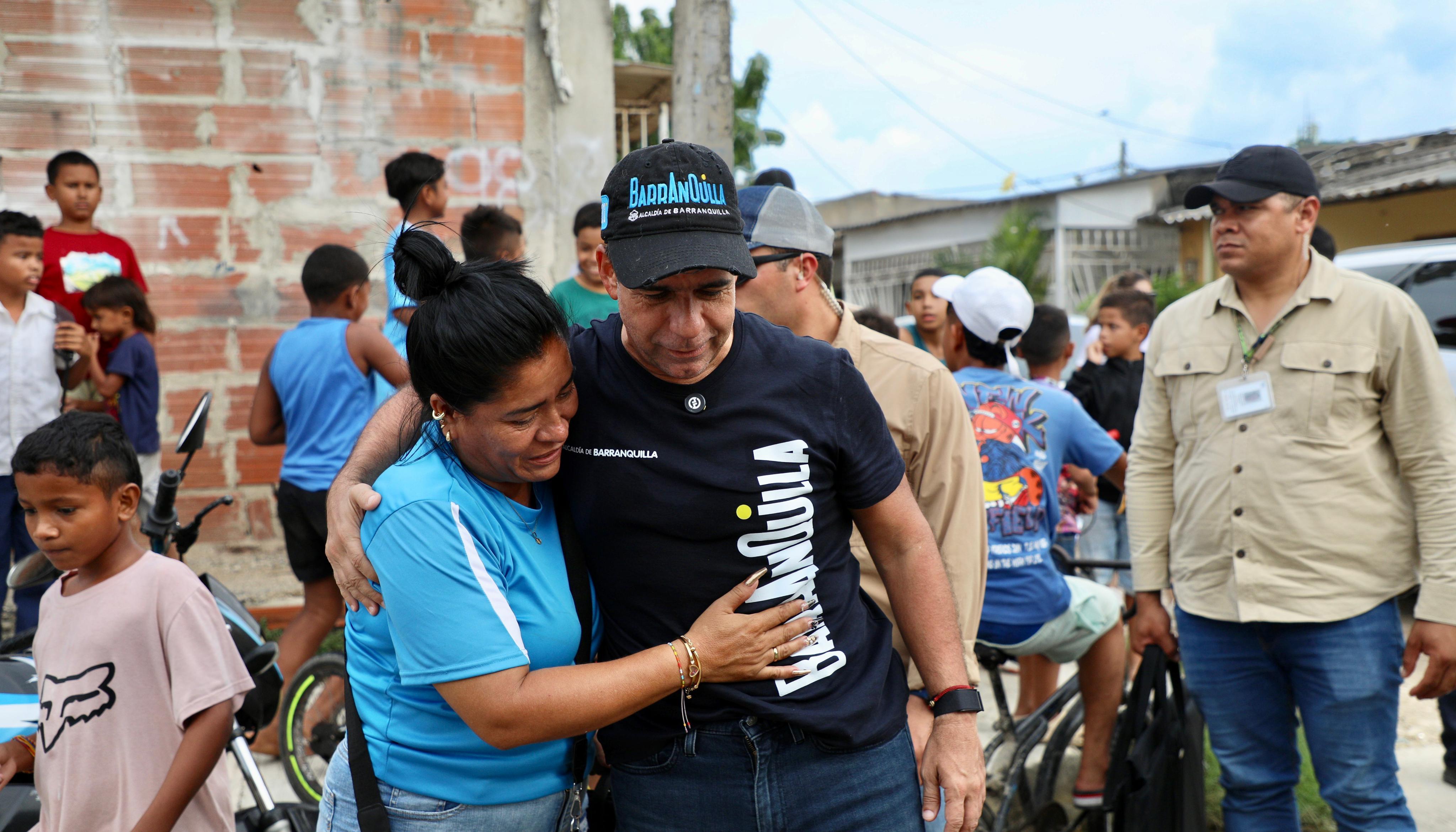 Alcalde Alejandro Char entregando las ayudas.