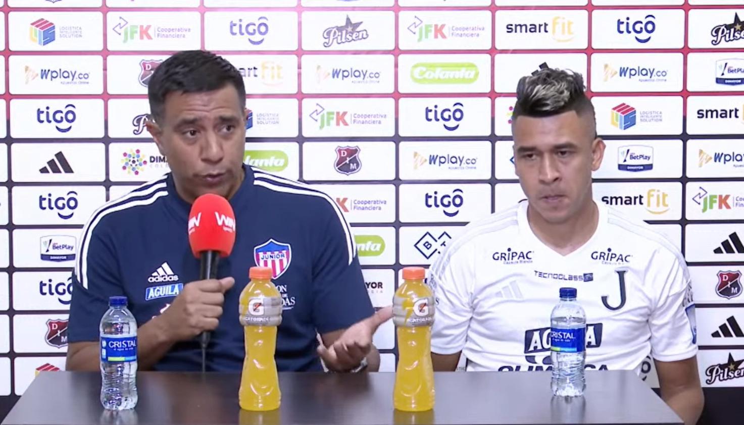 César Farías en la rueda de prensa junto a Víctor Cantillo. 