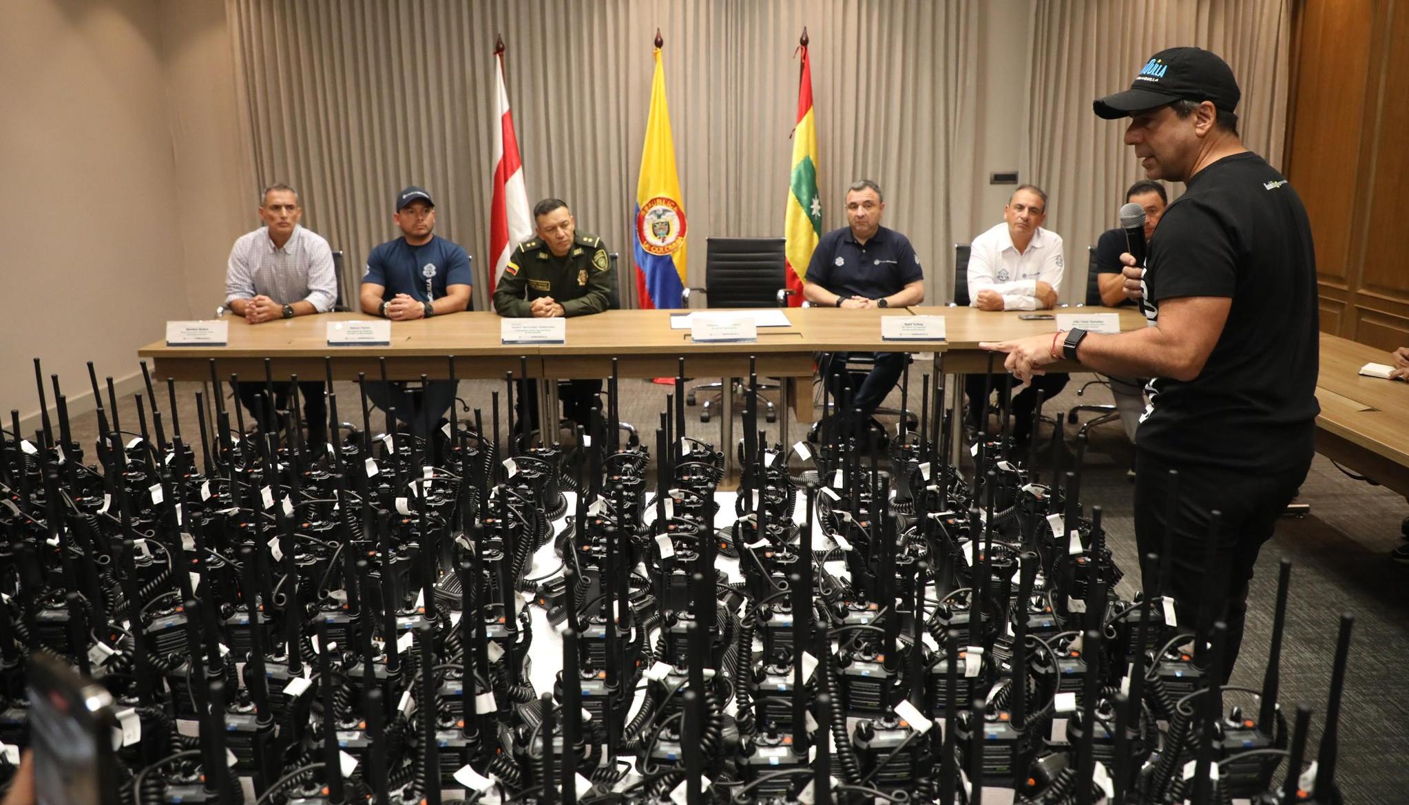 Alejandro Char y la entrega de los equipos tecnológicos a la Policía.