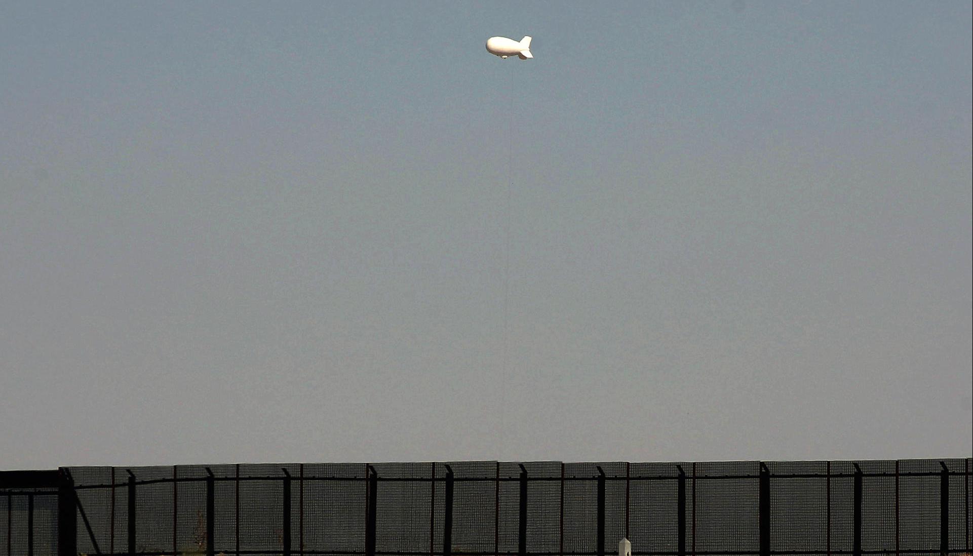 Globo aerostático con cámaras, en funciones de monitoreo y auxilio a migrantes.