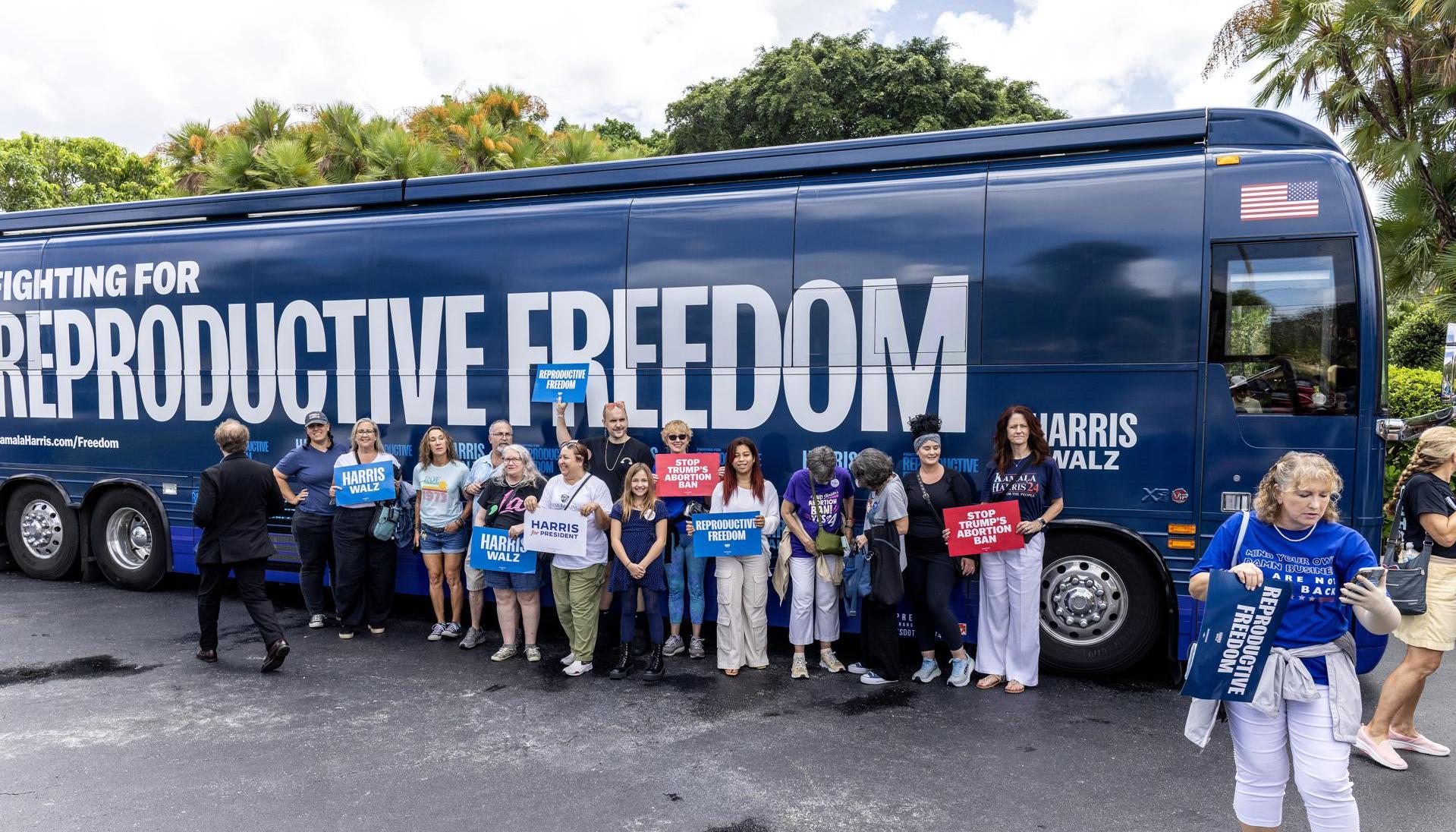 Líderes locales y nacionales se reúnen durante el lanzamiento de la gira en autobús "La lucha por la libertad reproductiva" de Harris-Walz, en Boynton Beach, Florida.