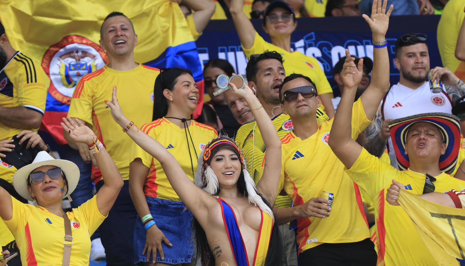 Hinchada colombiana en el Metropolitano.