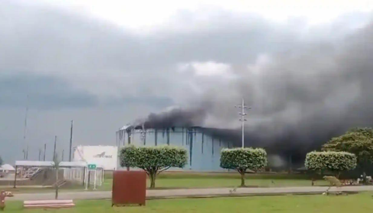 Tanque de almacenamiento incendiado. 