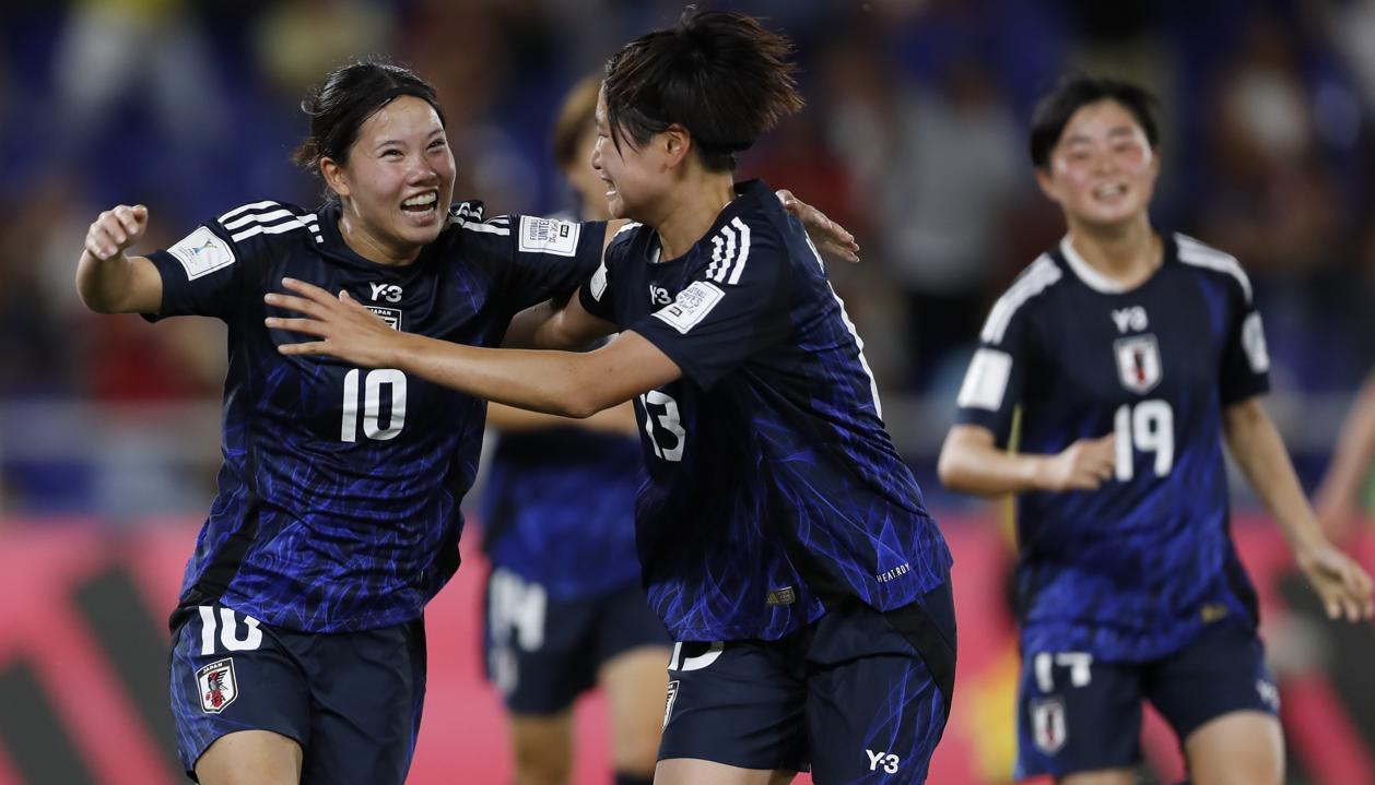 Manaka Matsukubo (izquierda) celebrando uno de sus goles.