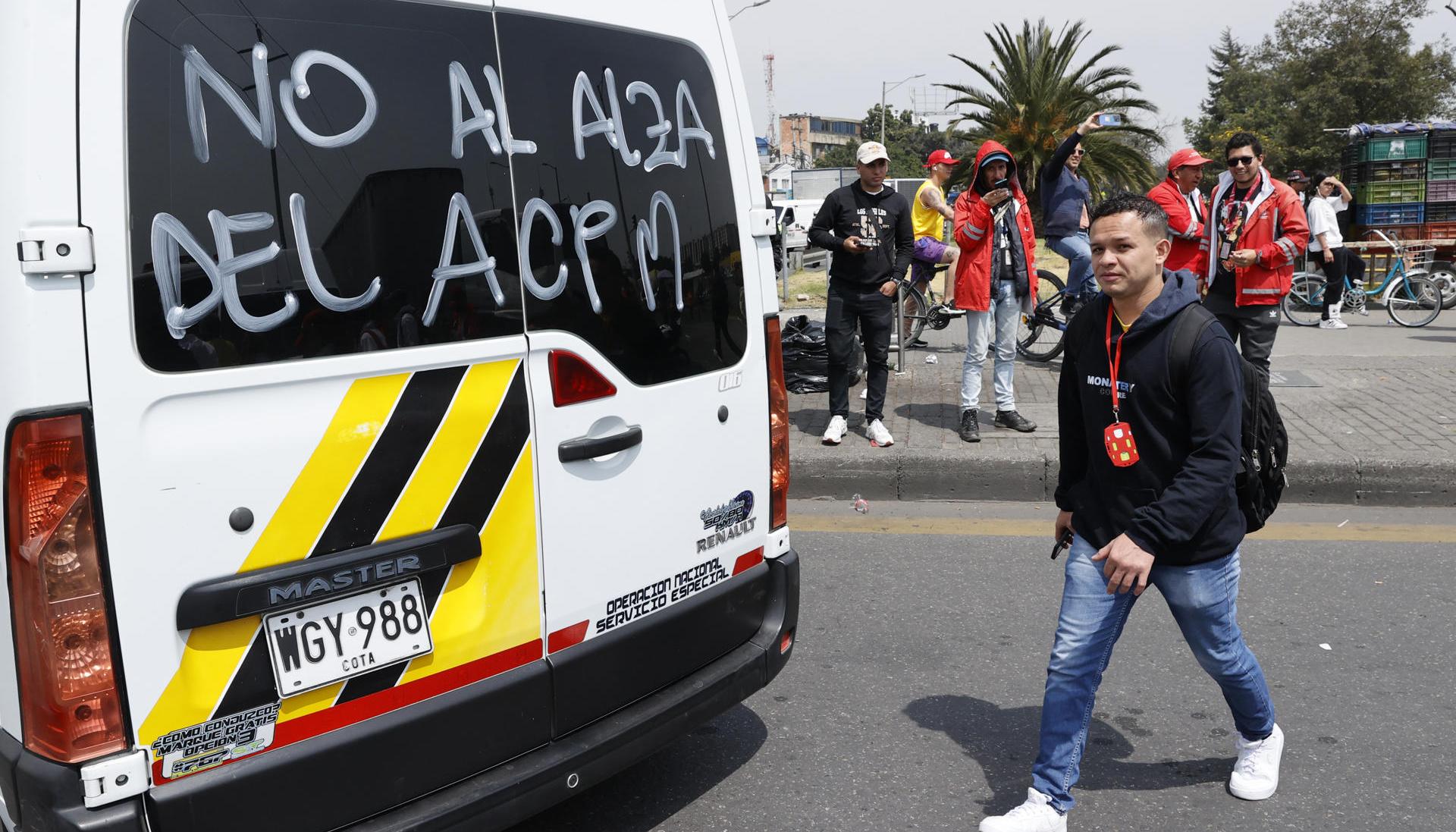 El gremio transportador bloqueo vías este martes en varias zonas del país. 