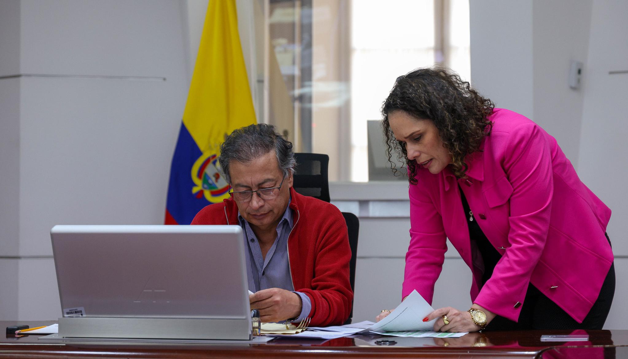 El Presidente Petro y la Ministra de Transporte, María Constanza García.