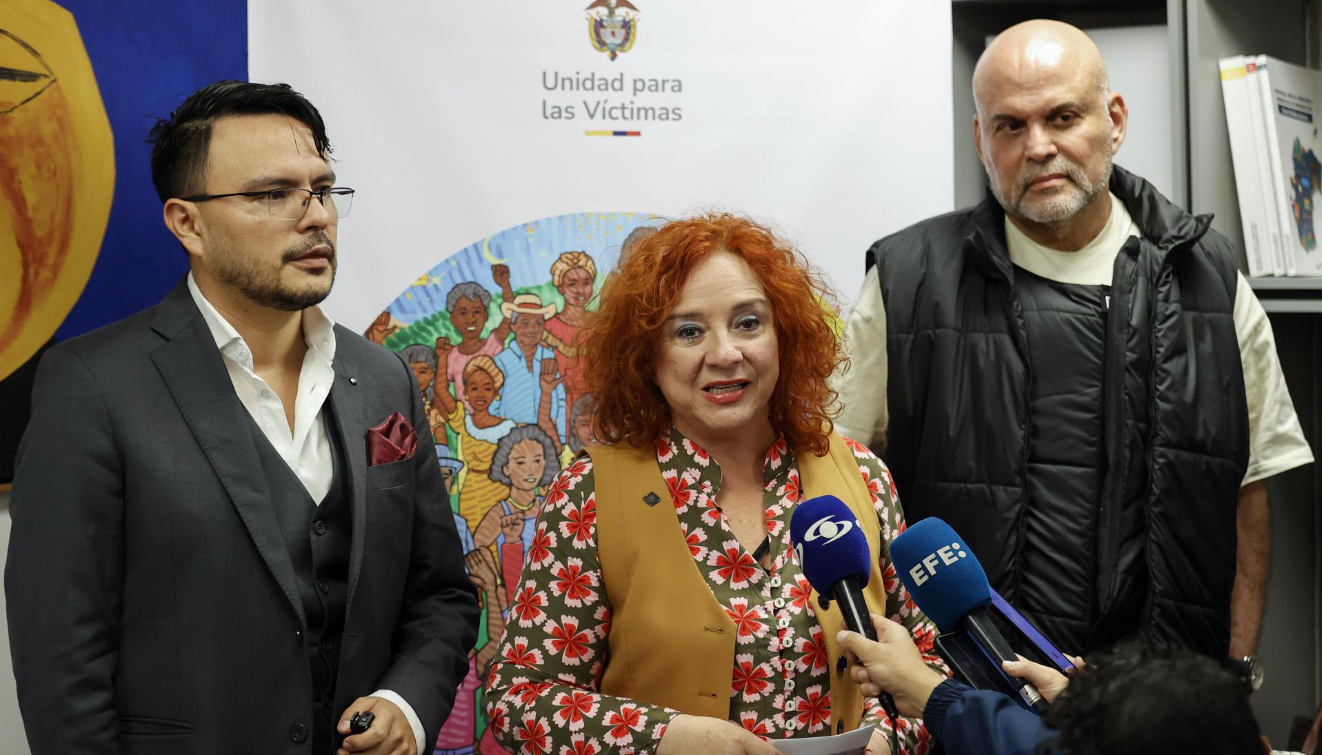 El director de la Agencia Nacional de Tierras, Felipe Harman (i), la directora de la Unidad para las Víctimas, Lilia Solano, y el excomandante paramilitar Mancuso. 