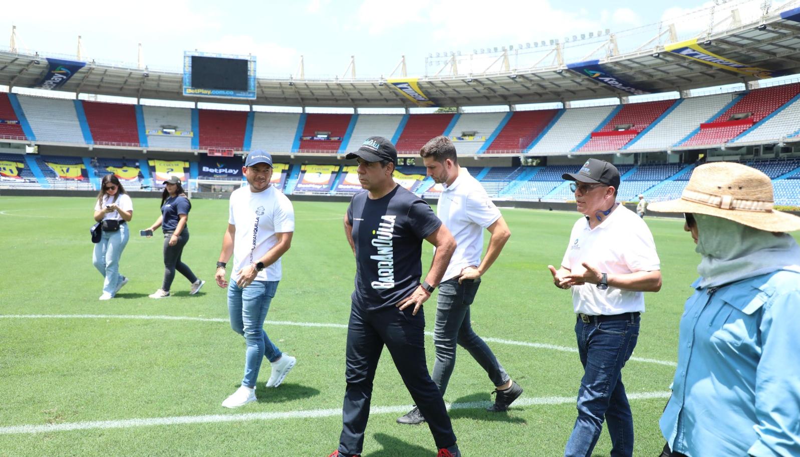 El alcalde Alex Char durante su inspección al estadio Roberto Meléndez.