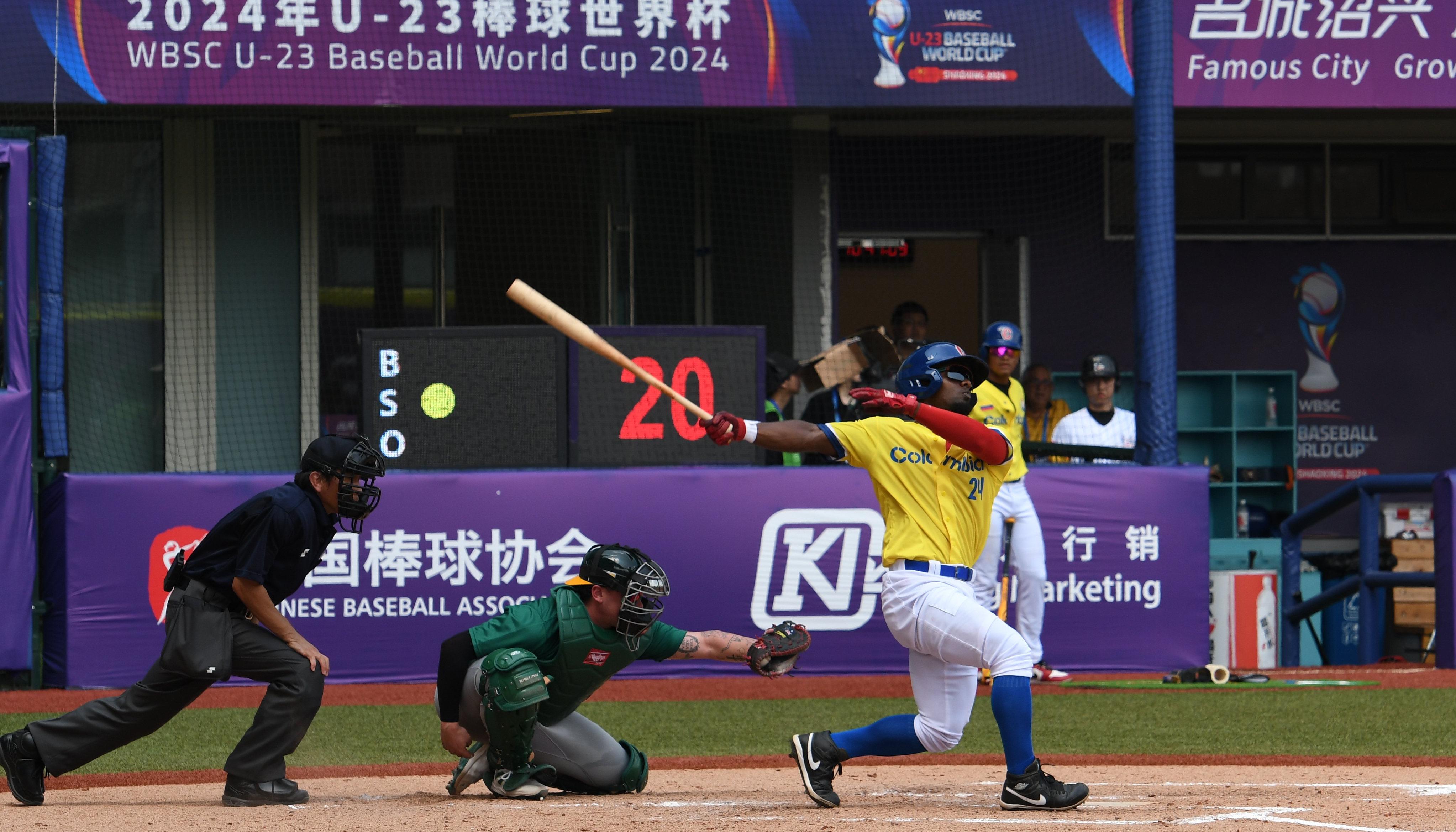 Turno al bate de Colombia durante el juego contra Australia, en Shaoxing.