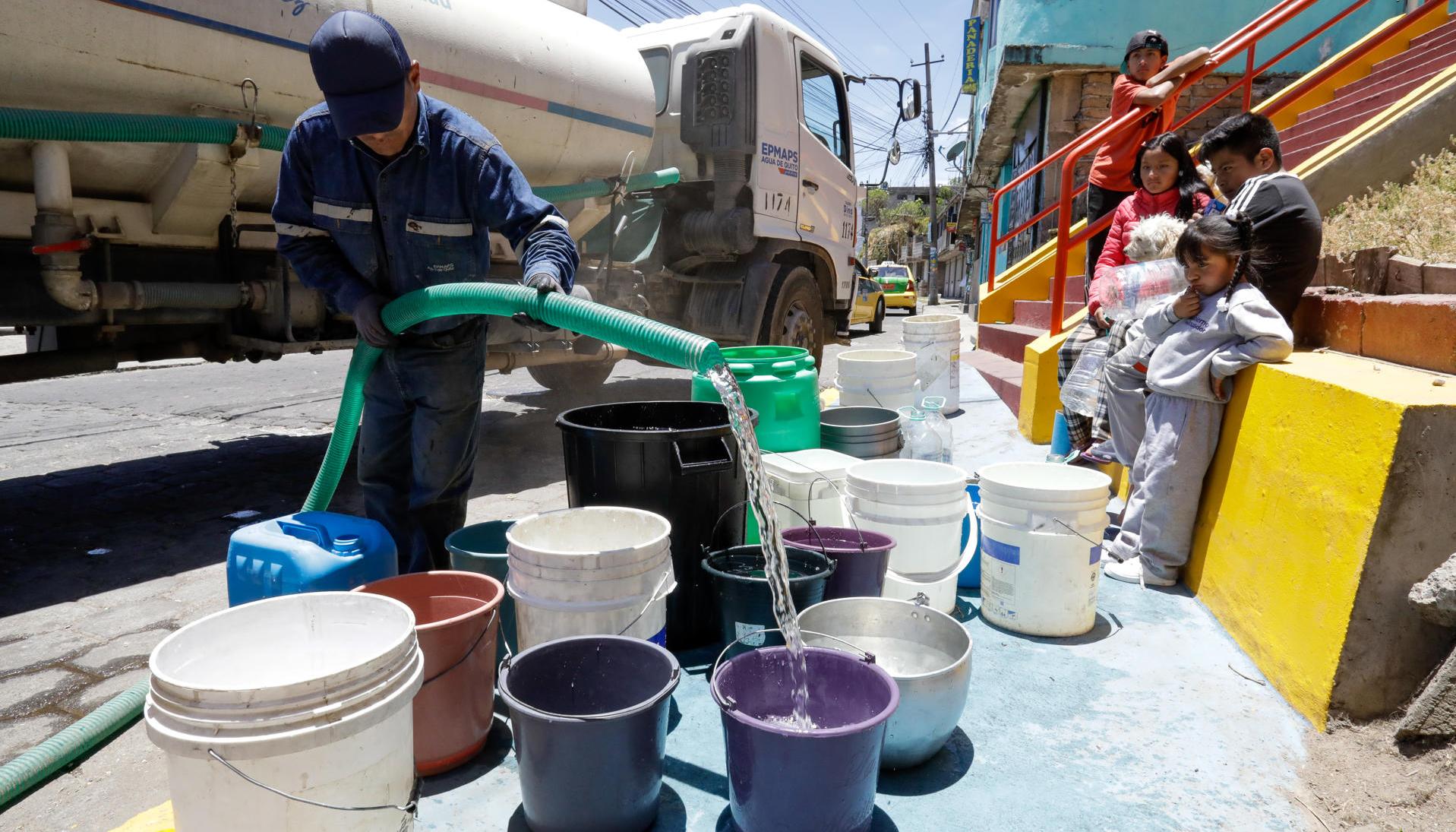 Ciudadanos guardan agua ante los racionamientos.