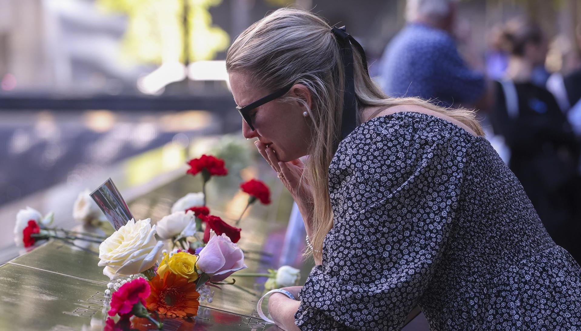 La tristeza de una mujer durante los actos de conmemoración.