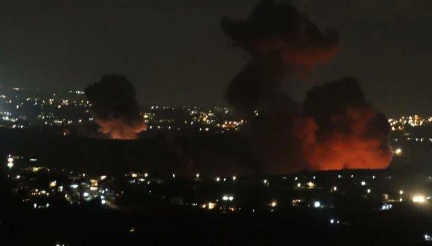 El humo se eleva desde el lugar del ataque.