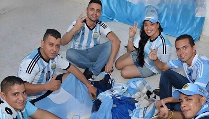 Jóvenes colombianos aficionados de la selección Argentina 