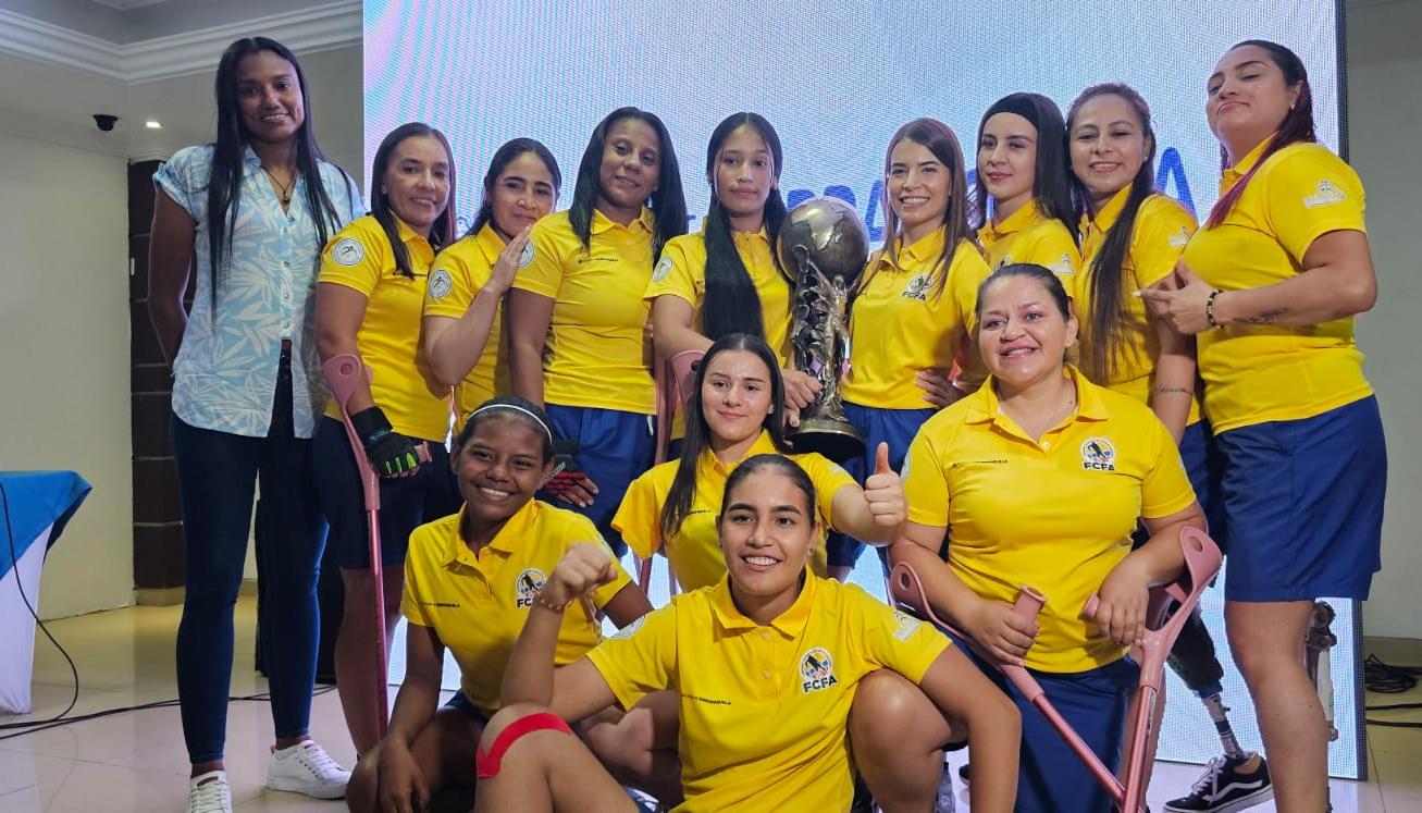 Integrantes de la Selección Colombia con su entrenadora, Kellis Peduzine.