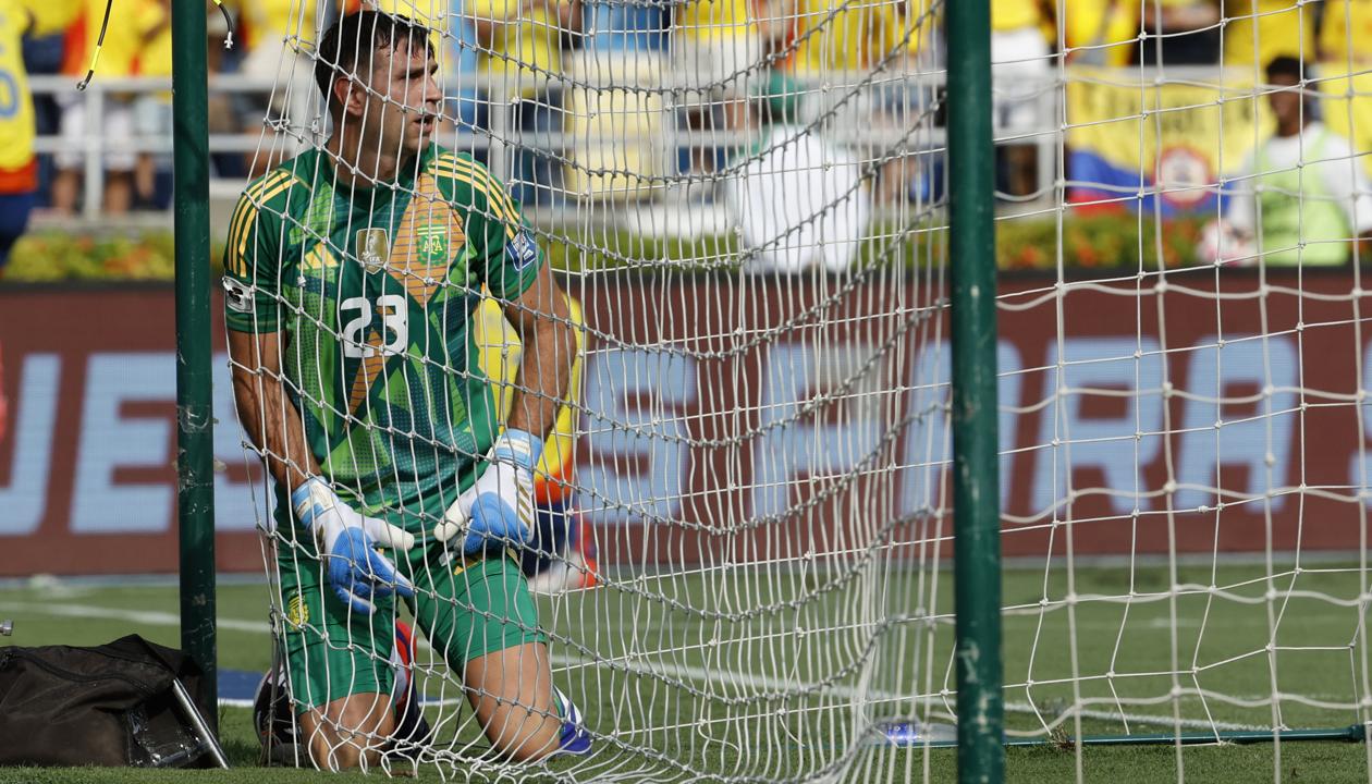 Emiliano 'Dibú Martínez, portero de Argentina durante el partido contra Colombia, en Barranquilla. 