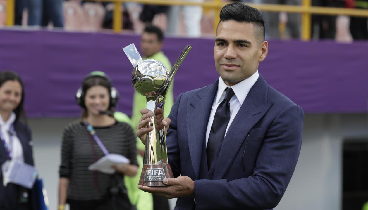 Falcao García exhibe el trofeo que será entregado al campeón del Mundial femenino sub-20. 