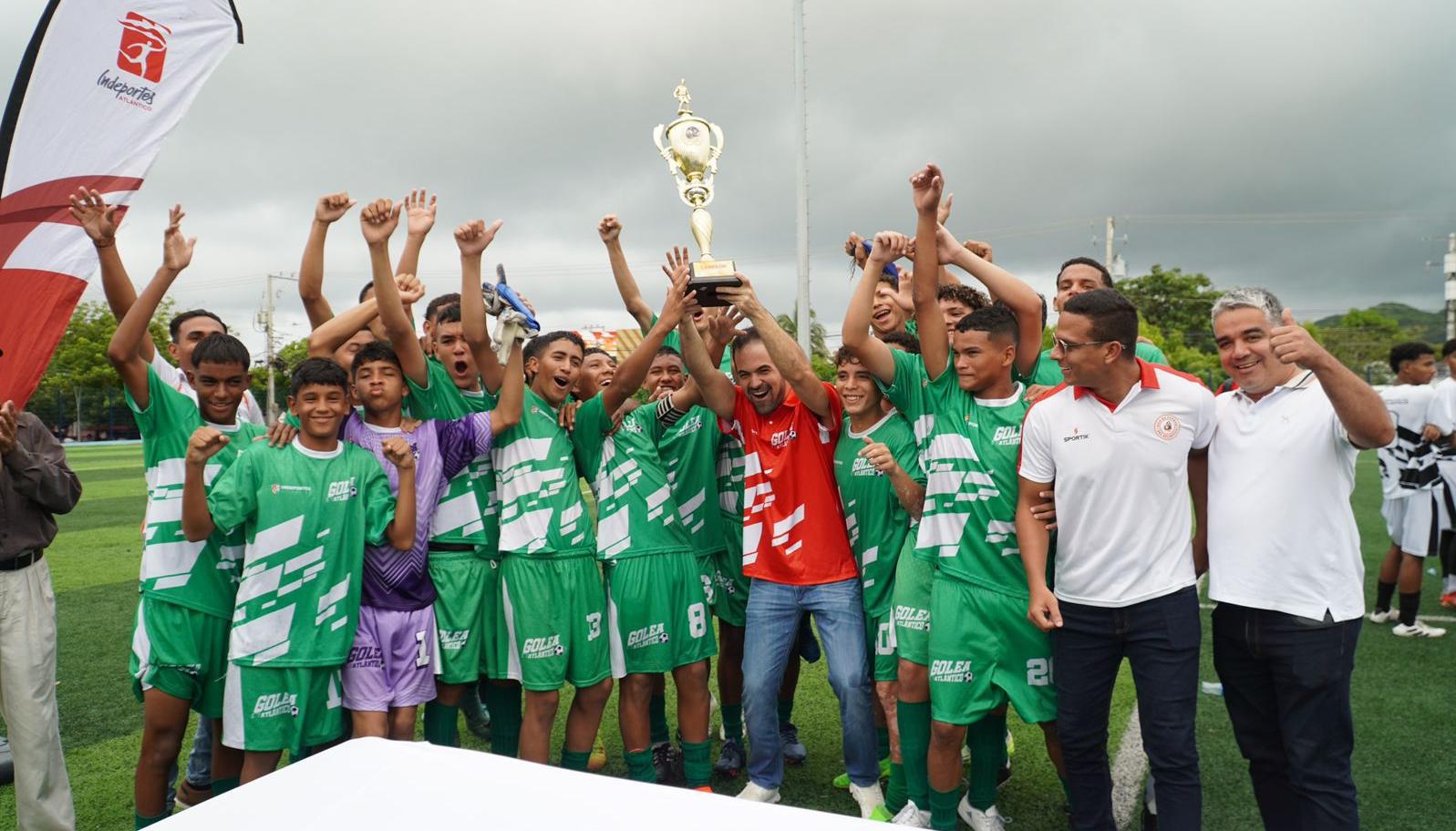 Integrantes de Sabanagrande tras recibir el trofeo de campeón.