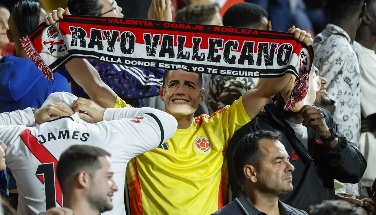 Camisetas de la Selección Colombia y caretas de James Rodríguez en el estadio de Vallecas.