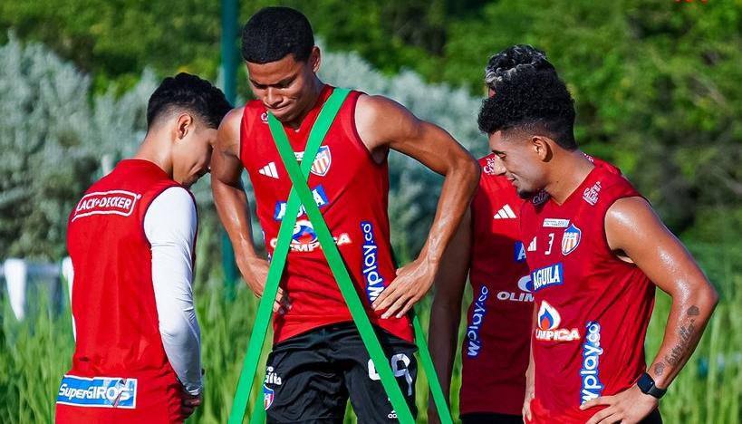 José Enamorado durante un trabajo físico en la sede deportiva Adela de Char. 