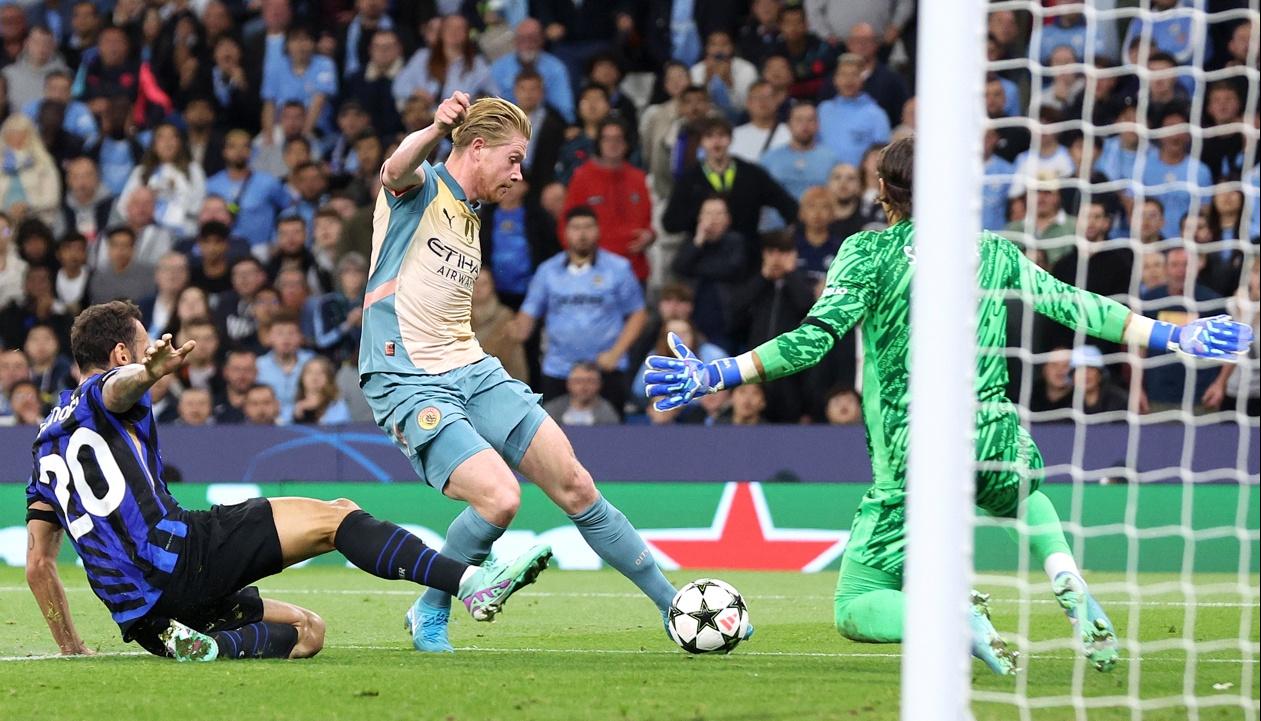 Kevin De Bruyne alista un remate hacia la portería del Inter de Milán.