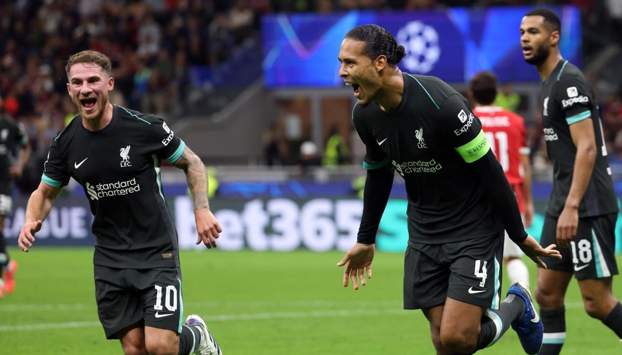 Virgil van Dijk, capitán del Liverpool, celebra el segundo gol ante el Milan.