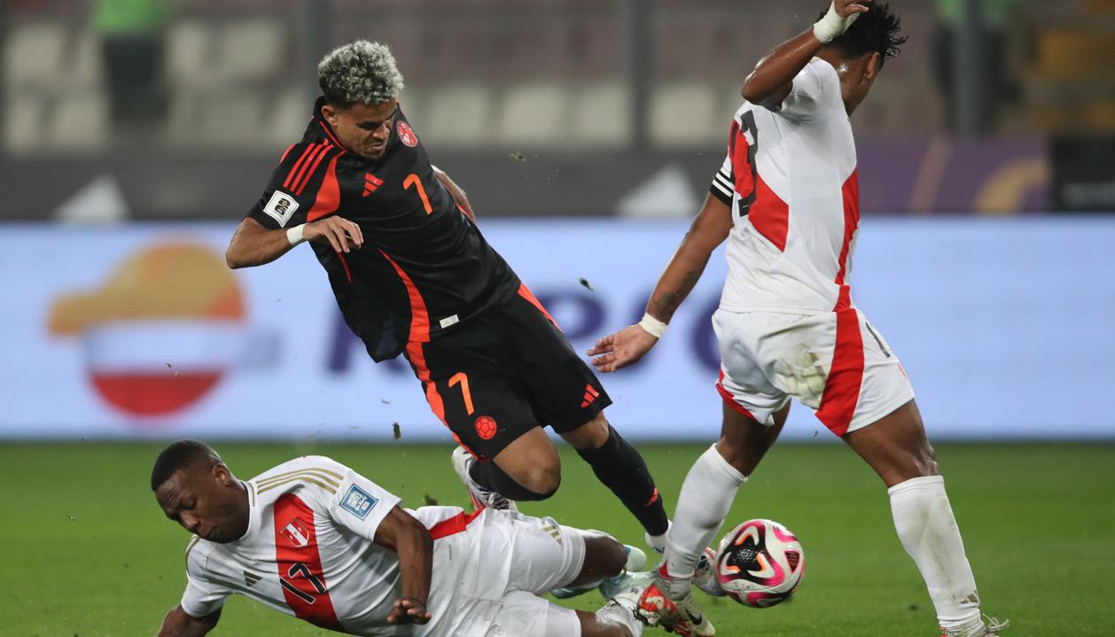 Luis Díaz es trabado por Luis Advíncula durante el partido en Lima. 