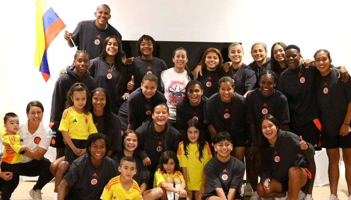 Mariana Pajón con las jugadoras de la Selección Colombia femenina sub-20.