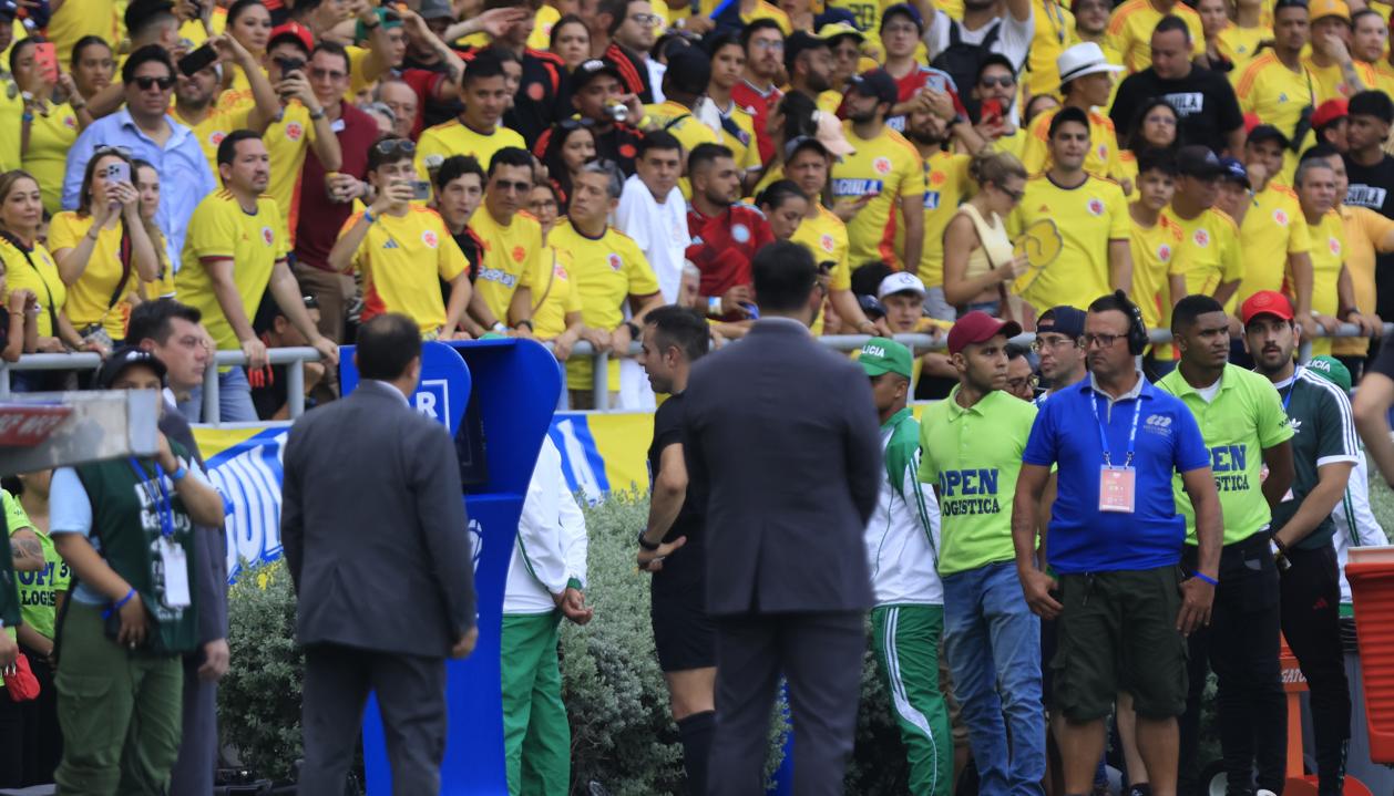 El árbitro chileno Piero Maza revisa la jugada del penalti en el VAR.