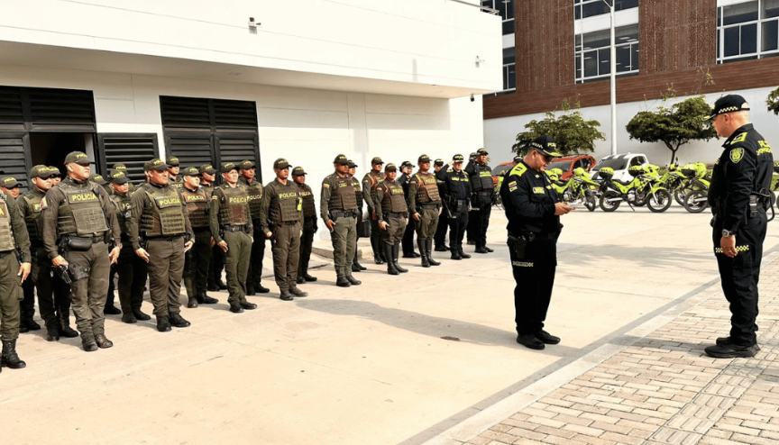 Uniformados de la Policía Mesan. 