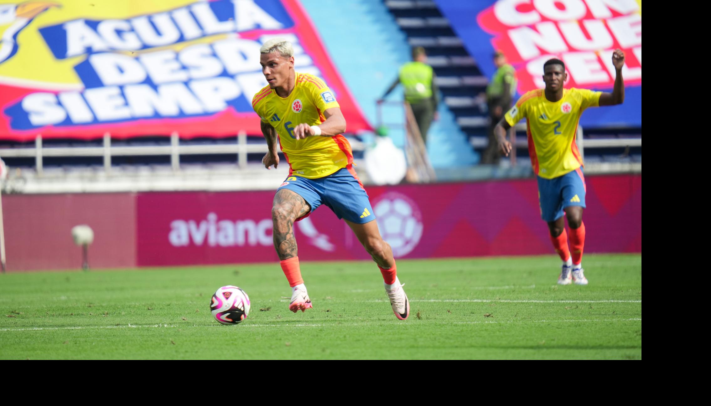 El mediocampoista Richard Ríos durante el partido contra Argentina.