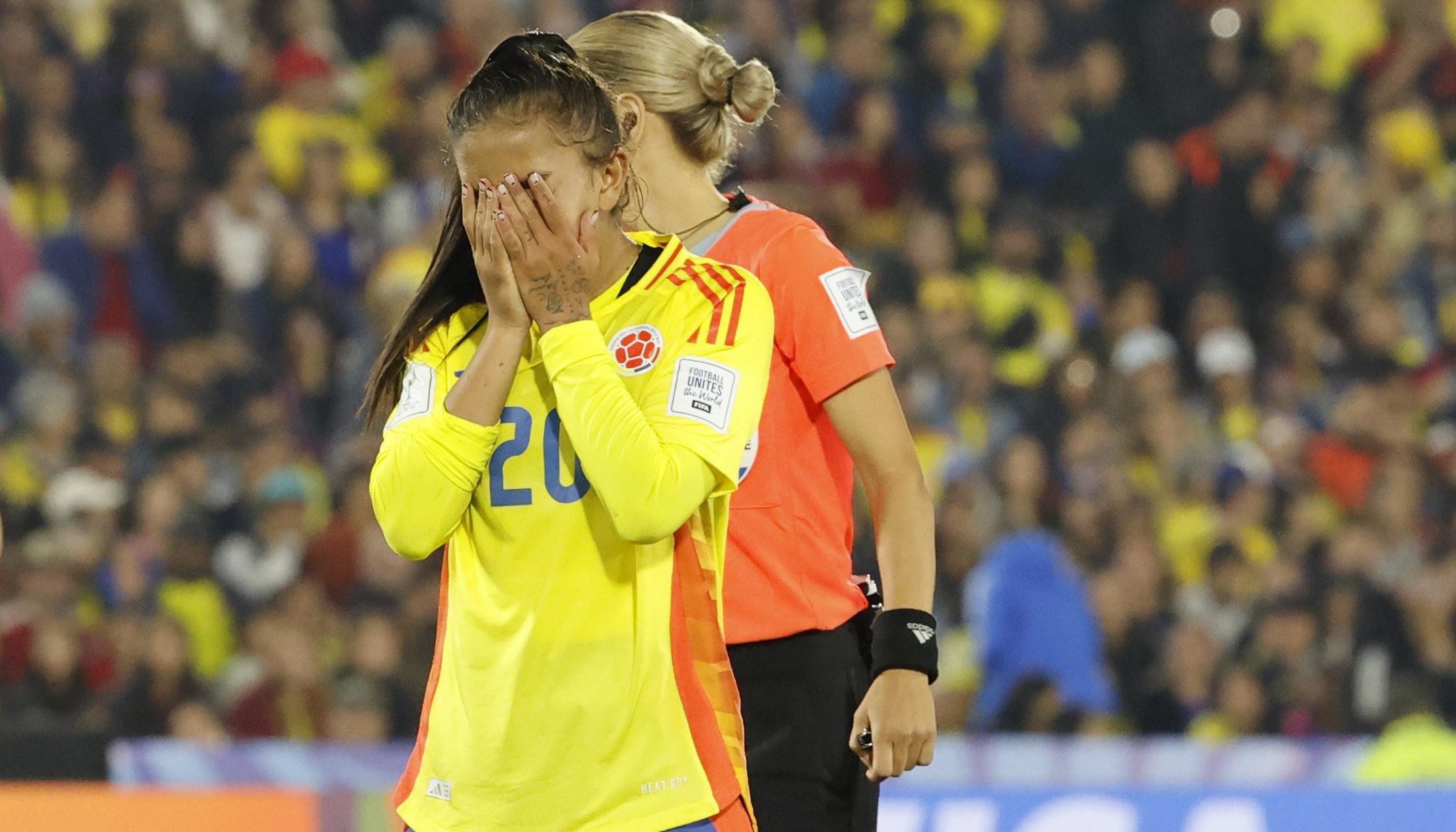 Karla Viancha abandonó entre lágrimas la cancha en el partido contra Australia. 