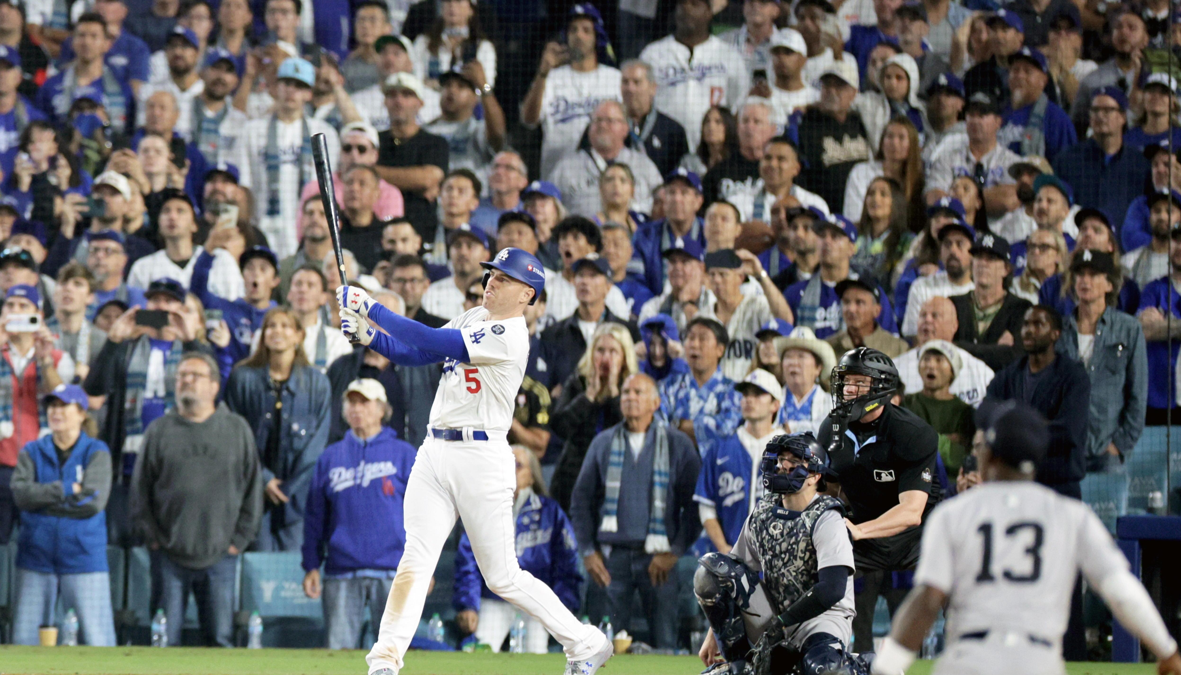 Freddie Freeman sigue la trayectoria de la pelota que terminó en las gradas del Dodger Stadium. 