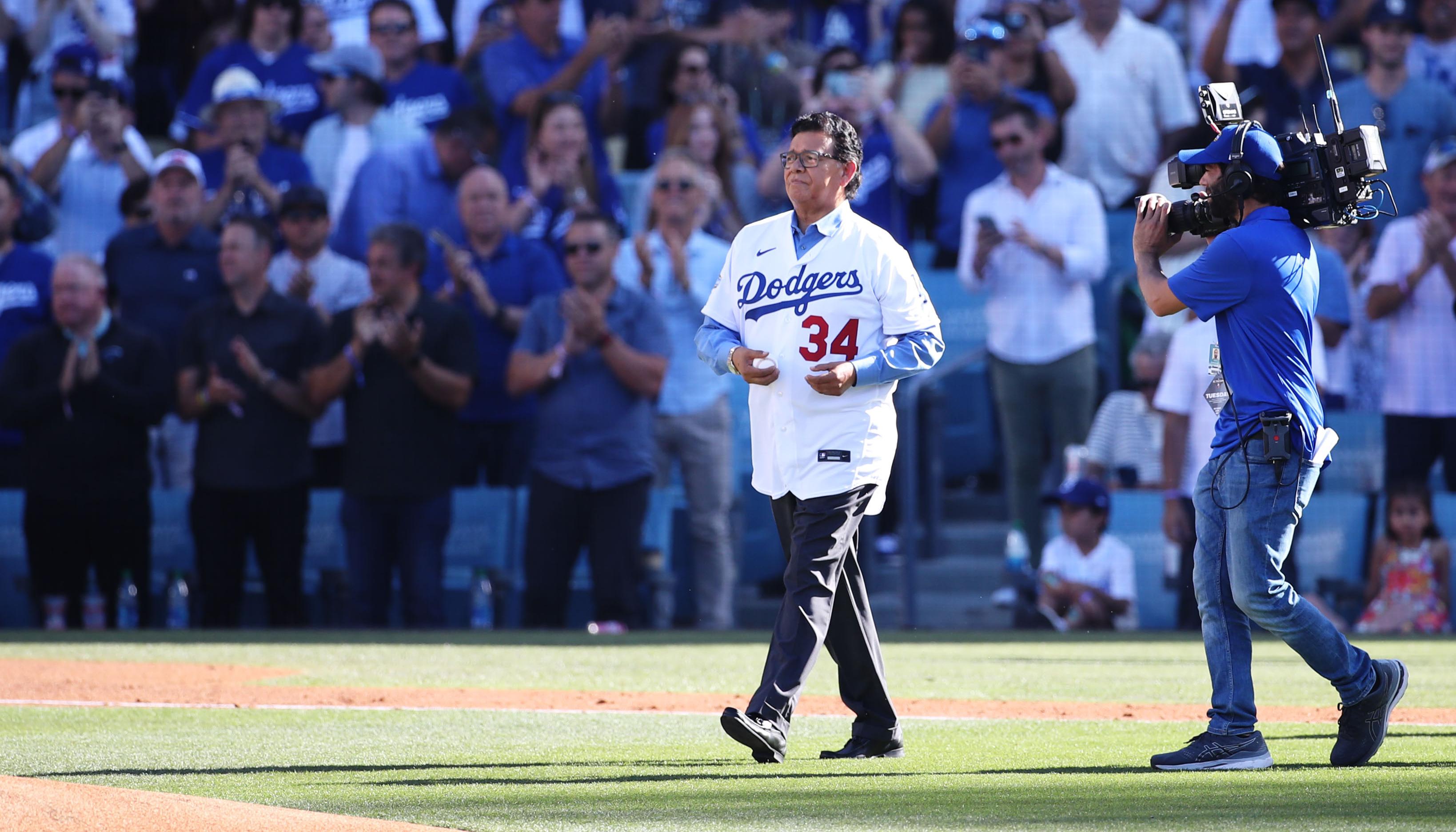 Fernando Valenzuela con el uniforme de Los Ángeles durante un homenaje en el Dodger Stadium. 