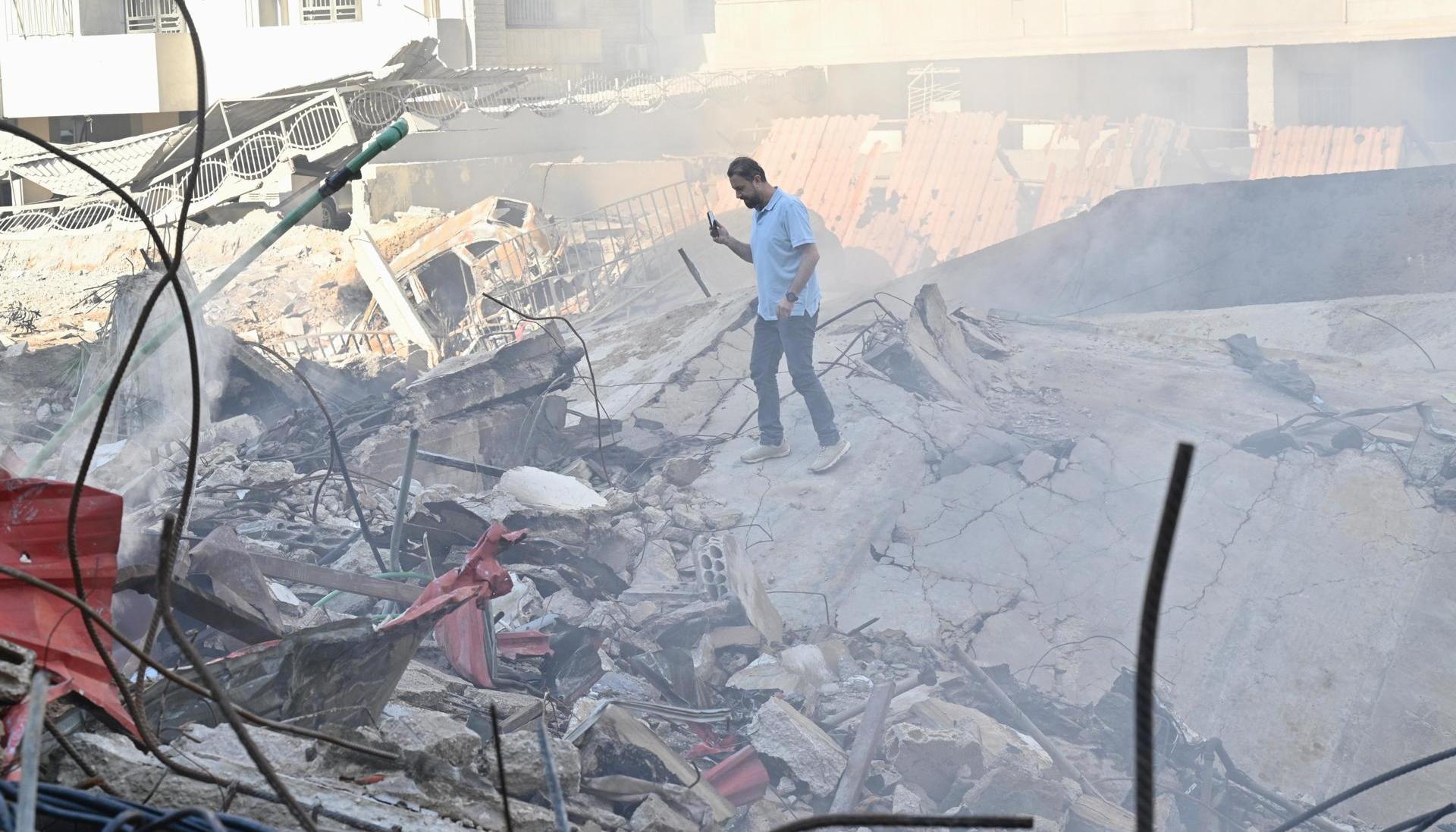 Un hombre camina sobre los escombros en el barrio Haret Hreik en Beirut, en el Líbano.