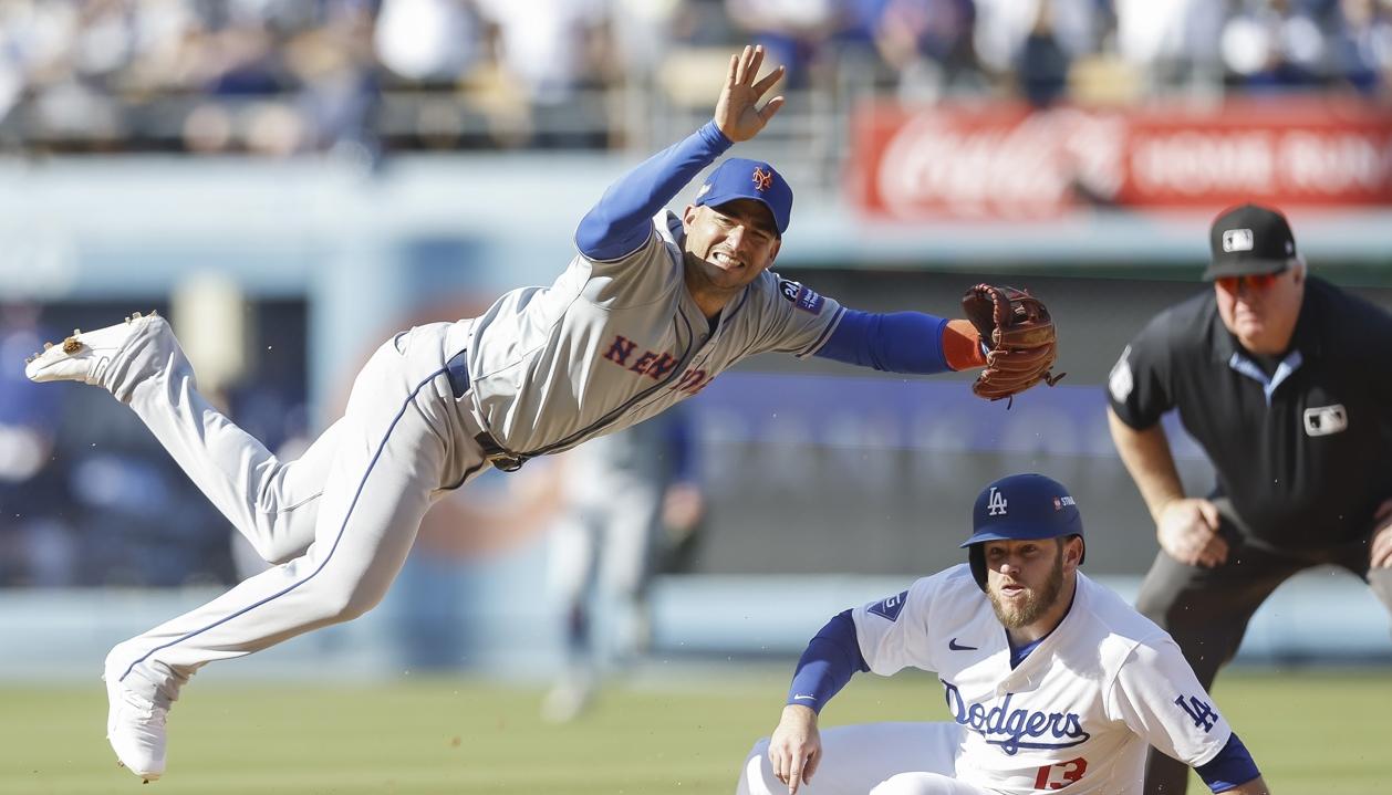 José Iglesias, de los Mets, saca en segunda a Max Muncy y completa la doble matanza en la inicial.