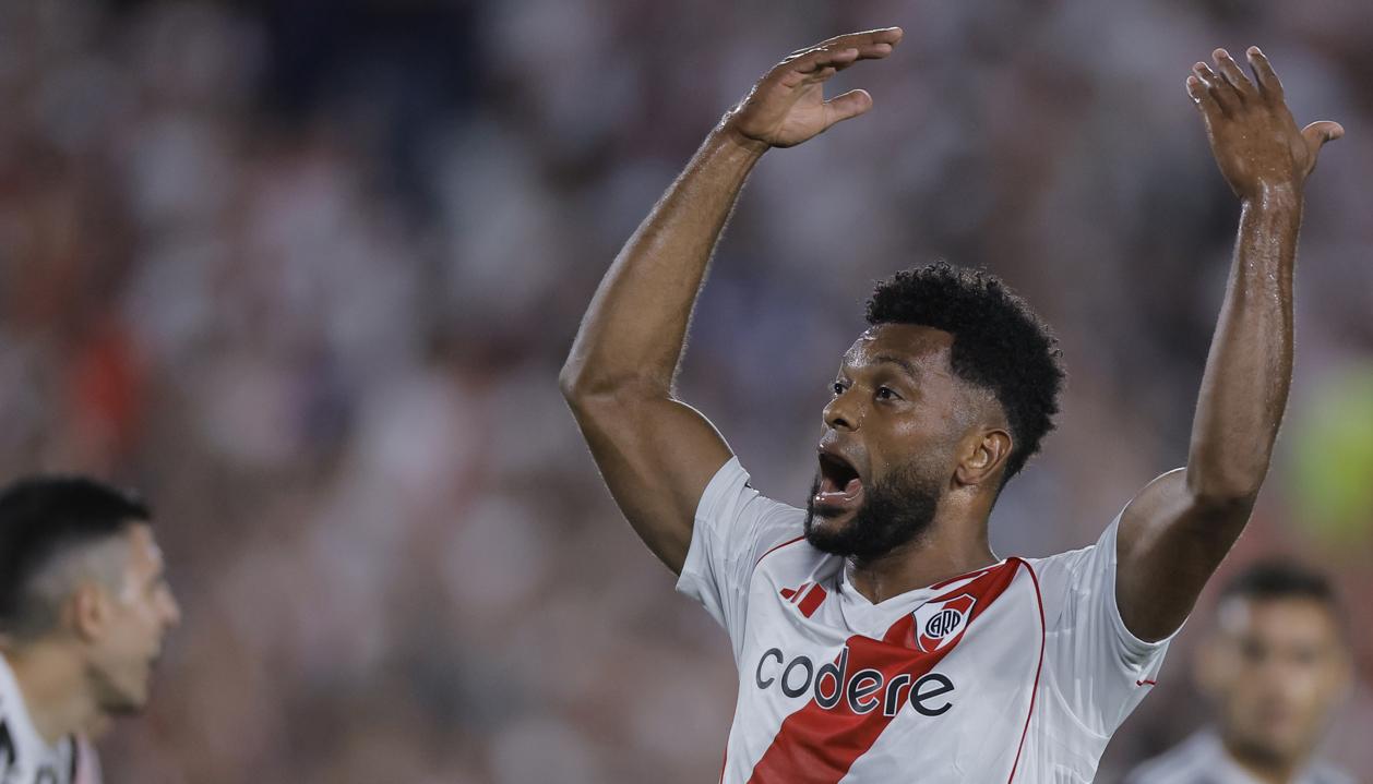 Miguel Borja intenta animar a sus compañeros durante el partido contra Atlético Mineiro.